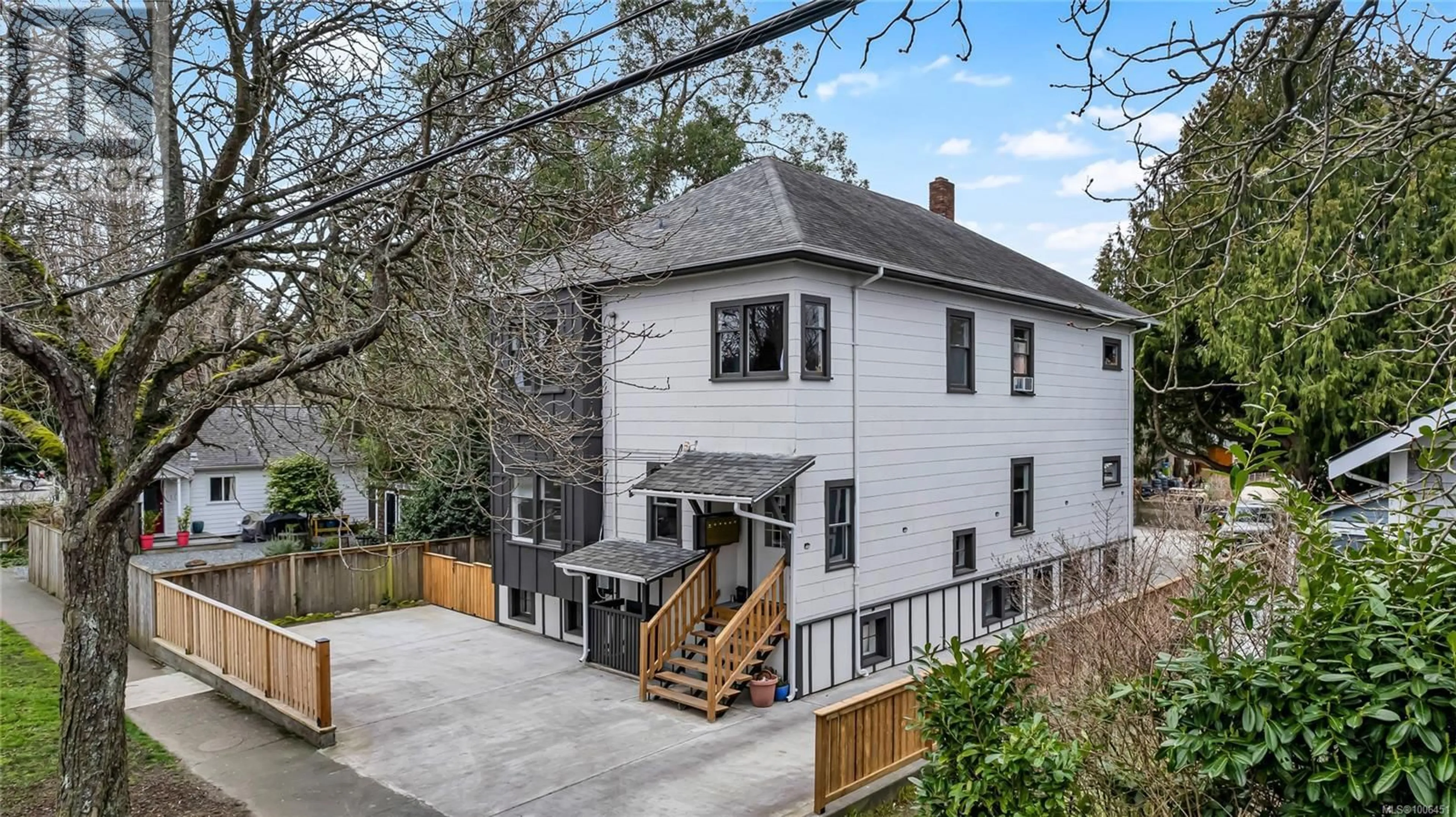 A pic from outside/outdoor area/front of a property/back of a property/a pic from drone, street for 2512 FERNWOOD ROAD, Victoria British Columbia V8T2Z9