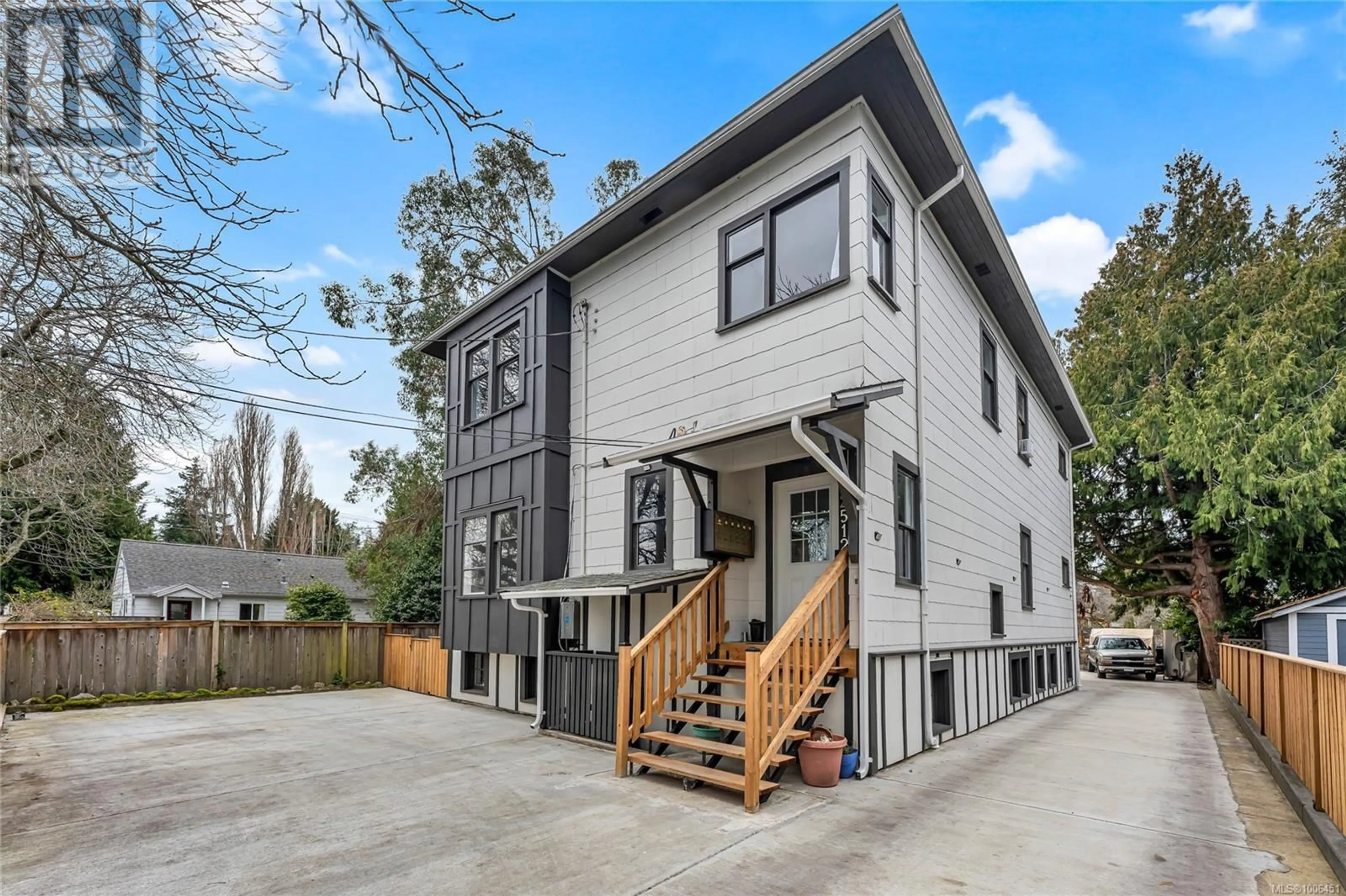 Unknown for 2512 FERNWOOD ROAD, Victoria British Columbia V8T2Z9