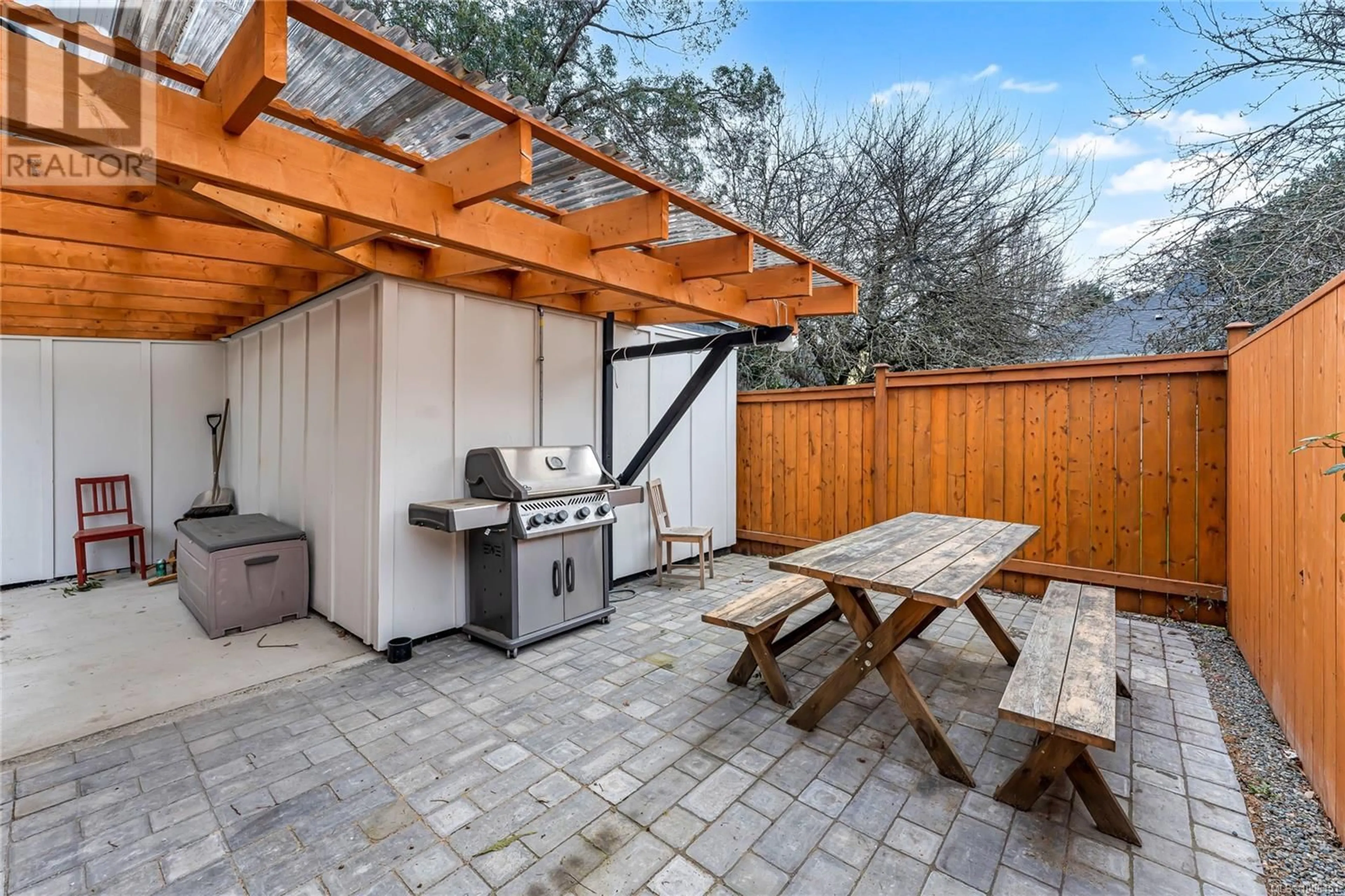 Patio, street for 2512 FERNWOOD ROAD, Victoria British Columbia V8T2Z9