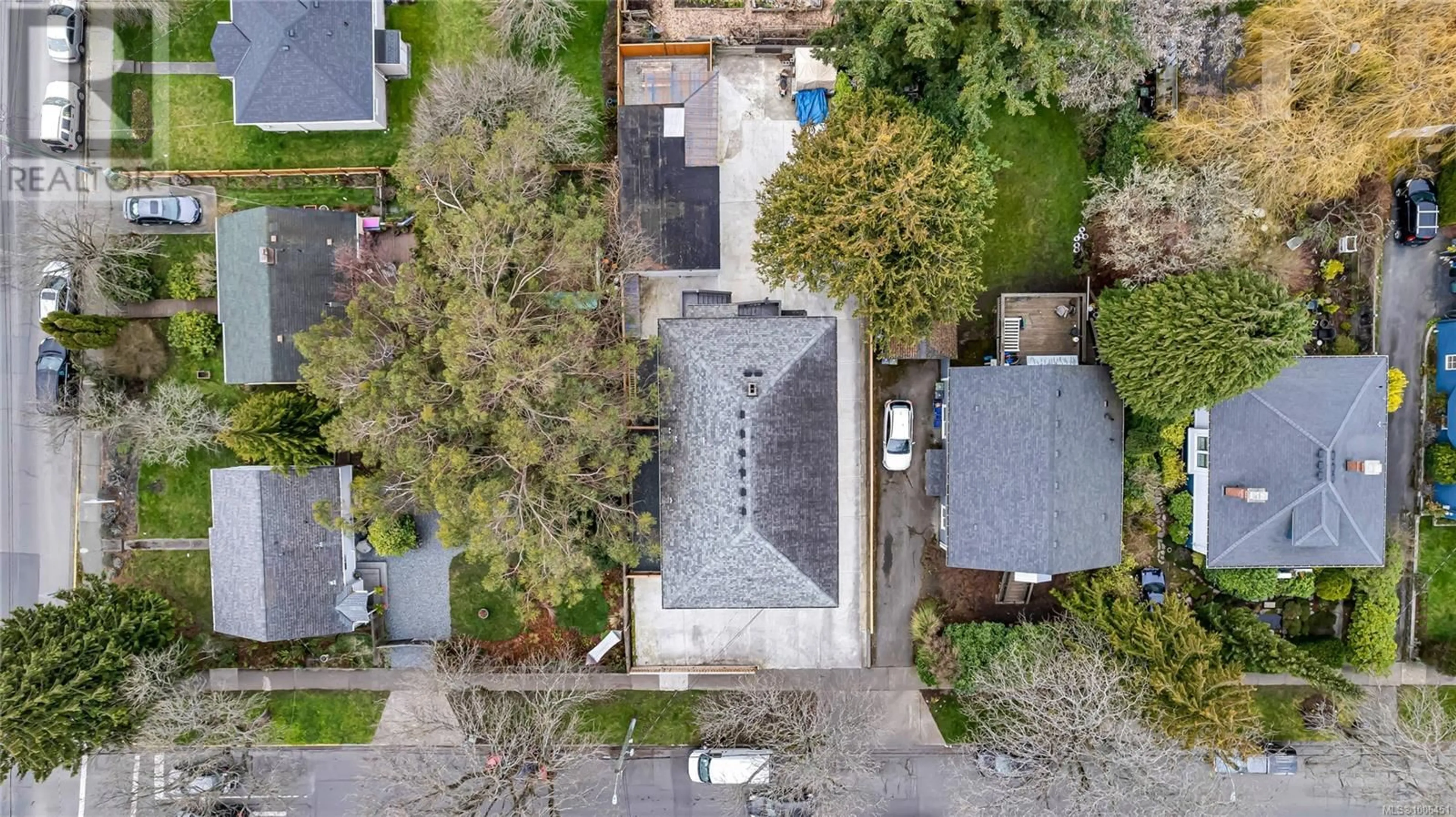 A pic from outside/outdoor area/front of a property/back of a property/a pic from drone, street for 2512 FERNWOOD ROAD, Victoria British Columbia V8T2Z9