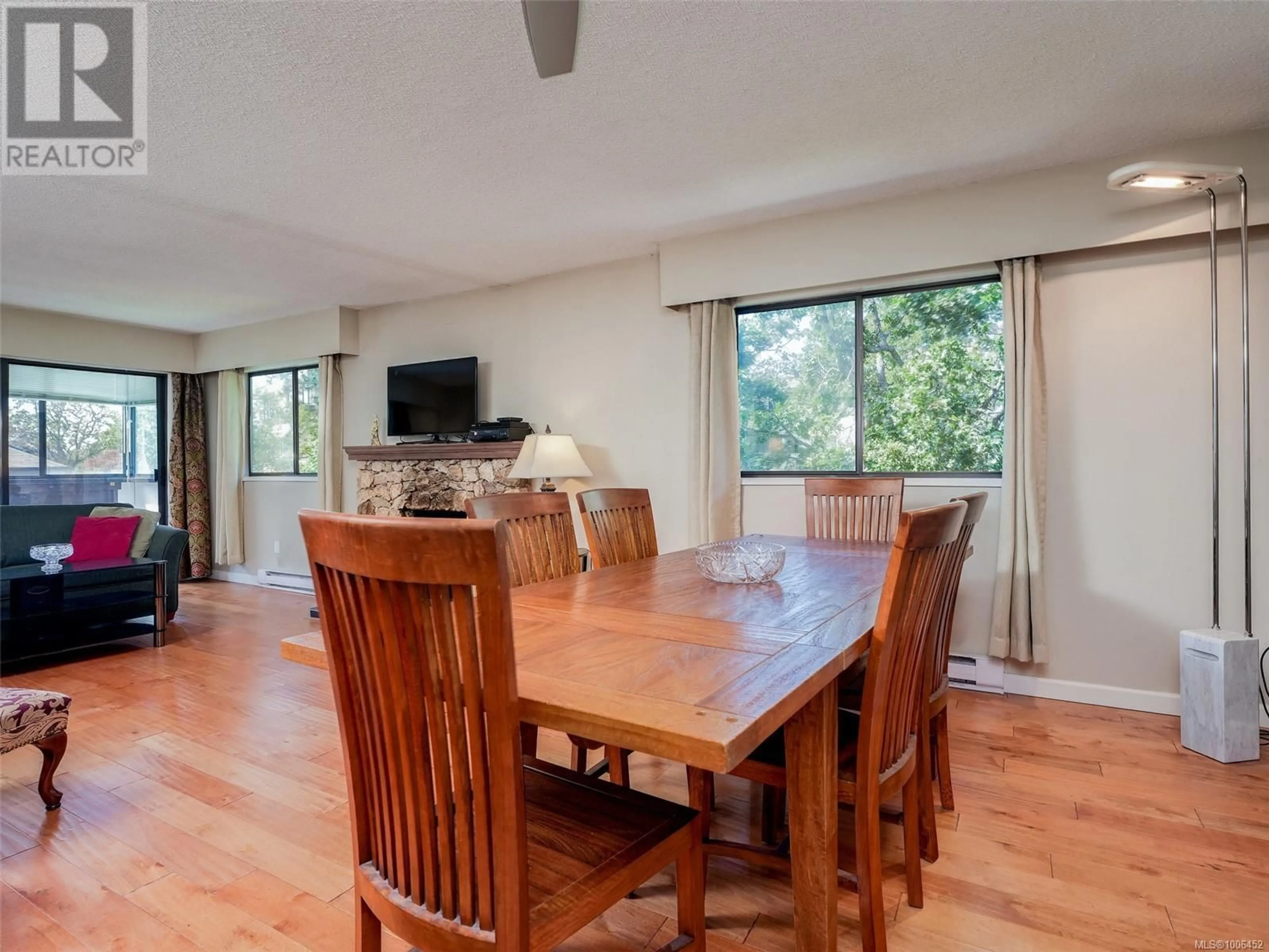 Dining room, wood/laminate floor for 32 - 3958 CEDAR HILL ROAD, Saanich British Columbia V8N3B8