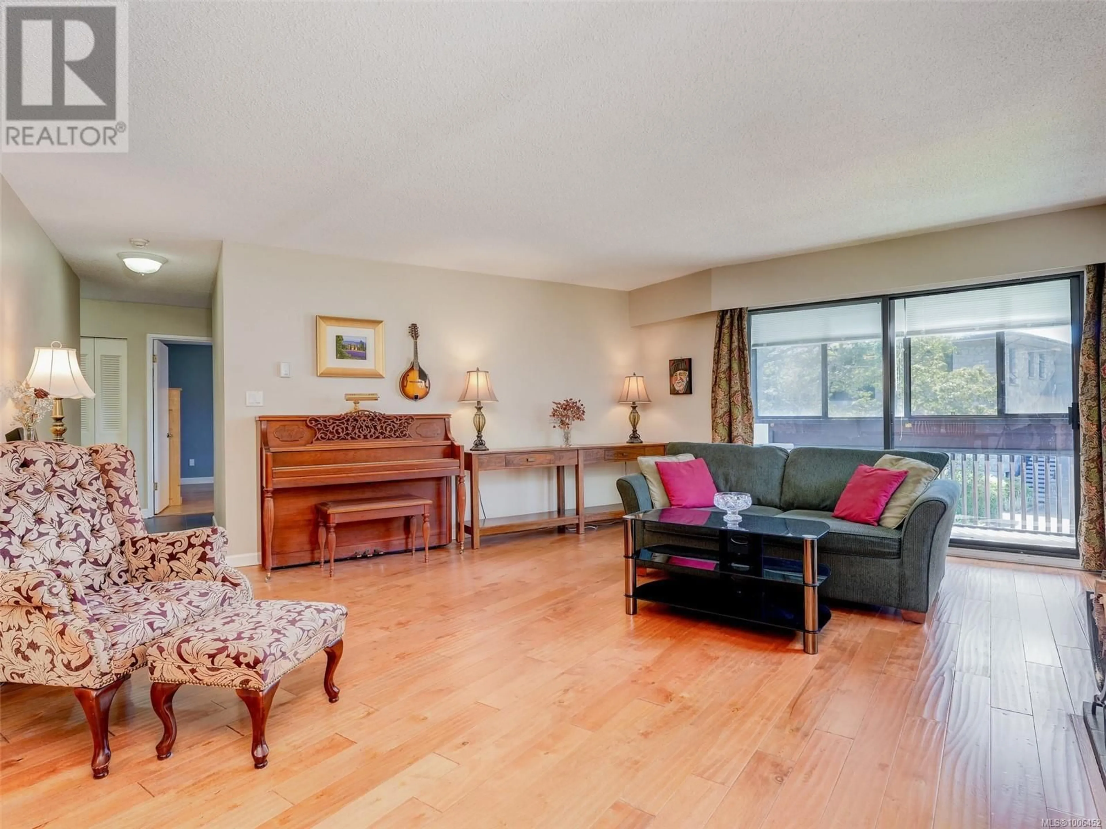Living room with furniture, wood/laminate floor for 32 - 3958 CEDAR HILL ROAD, Saanich British Columbia V8N3B8