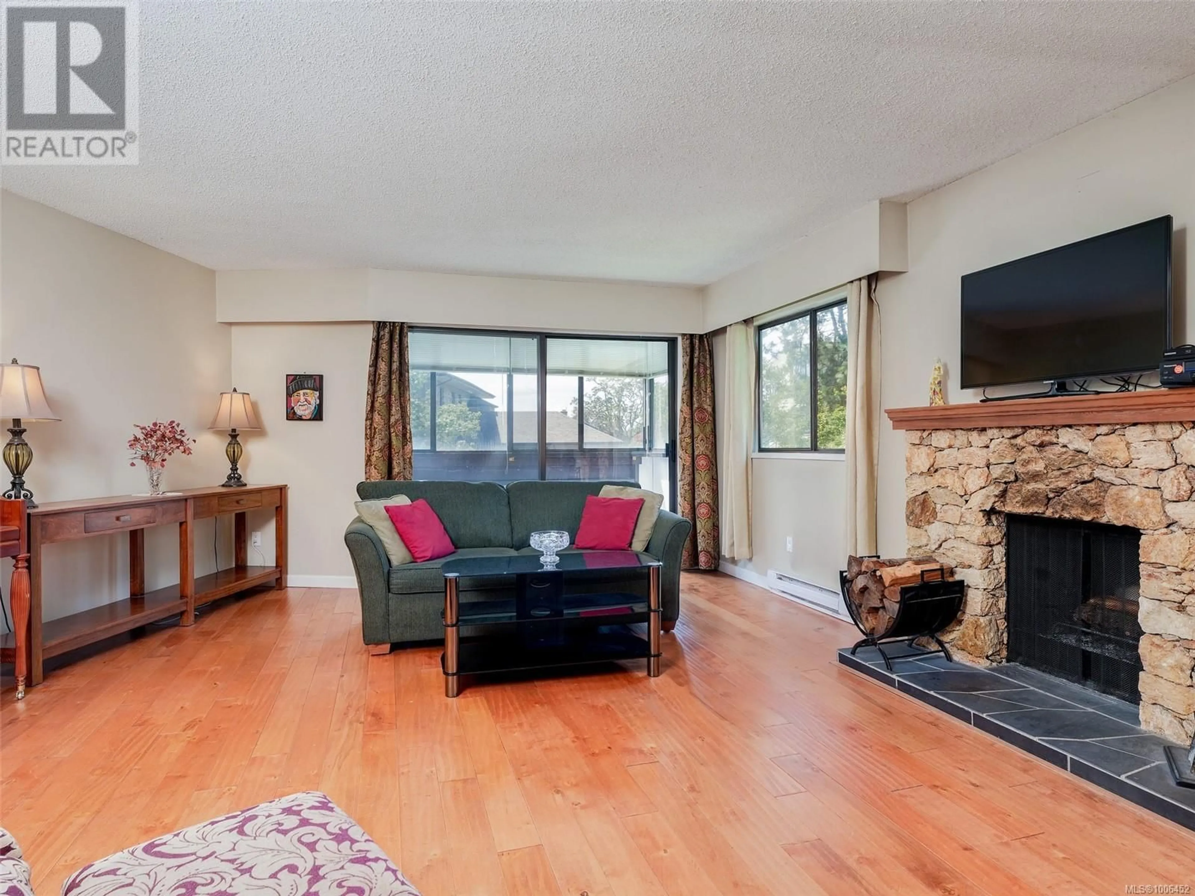 Living room with furniture, unknown for 32 - 3958 CEDAR HILL ROAD, Saanich British Columbia V8N3B8