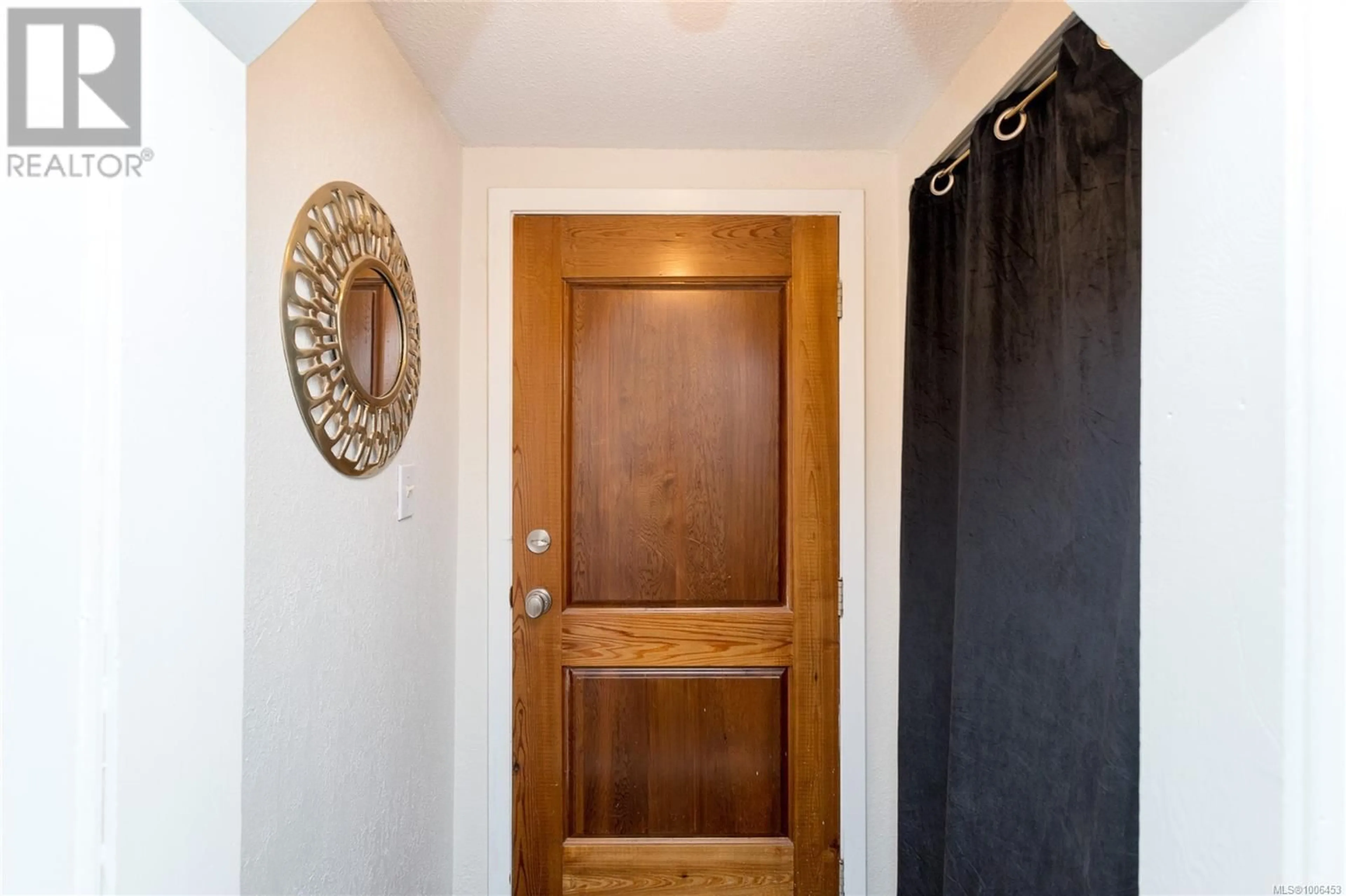 Indoor entryway for 2833 AUSTIN AVENUE, Saanich British Columbia V9A2K8