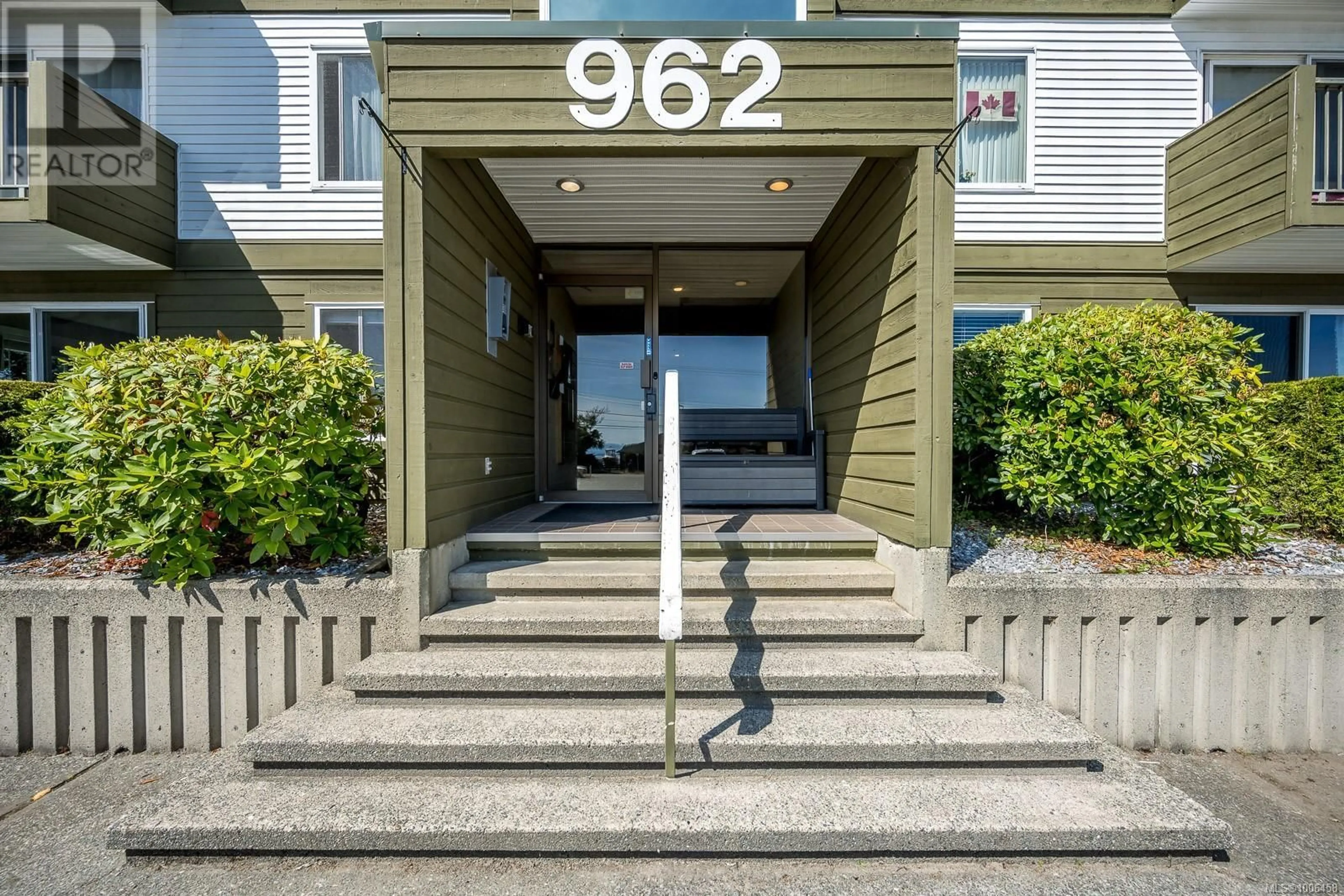 Indoor entryway for 102 - 962 ISLAND HIGHWAY, Campbell River British Columbia V9W1B1