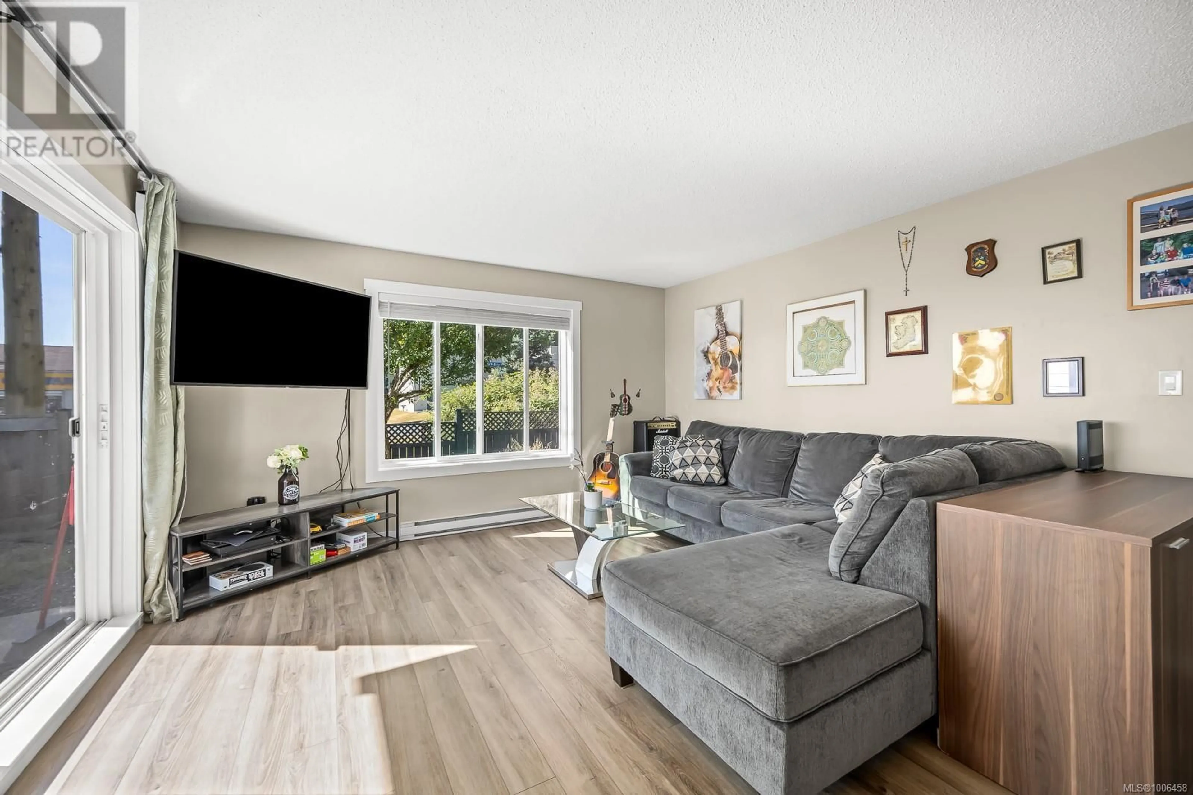 Living room with furniture, wood/laminate floor for 102 - 962 ISLAND HIGHWAY, Campbell River British Columbia V9W1B1