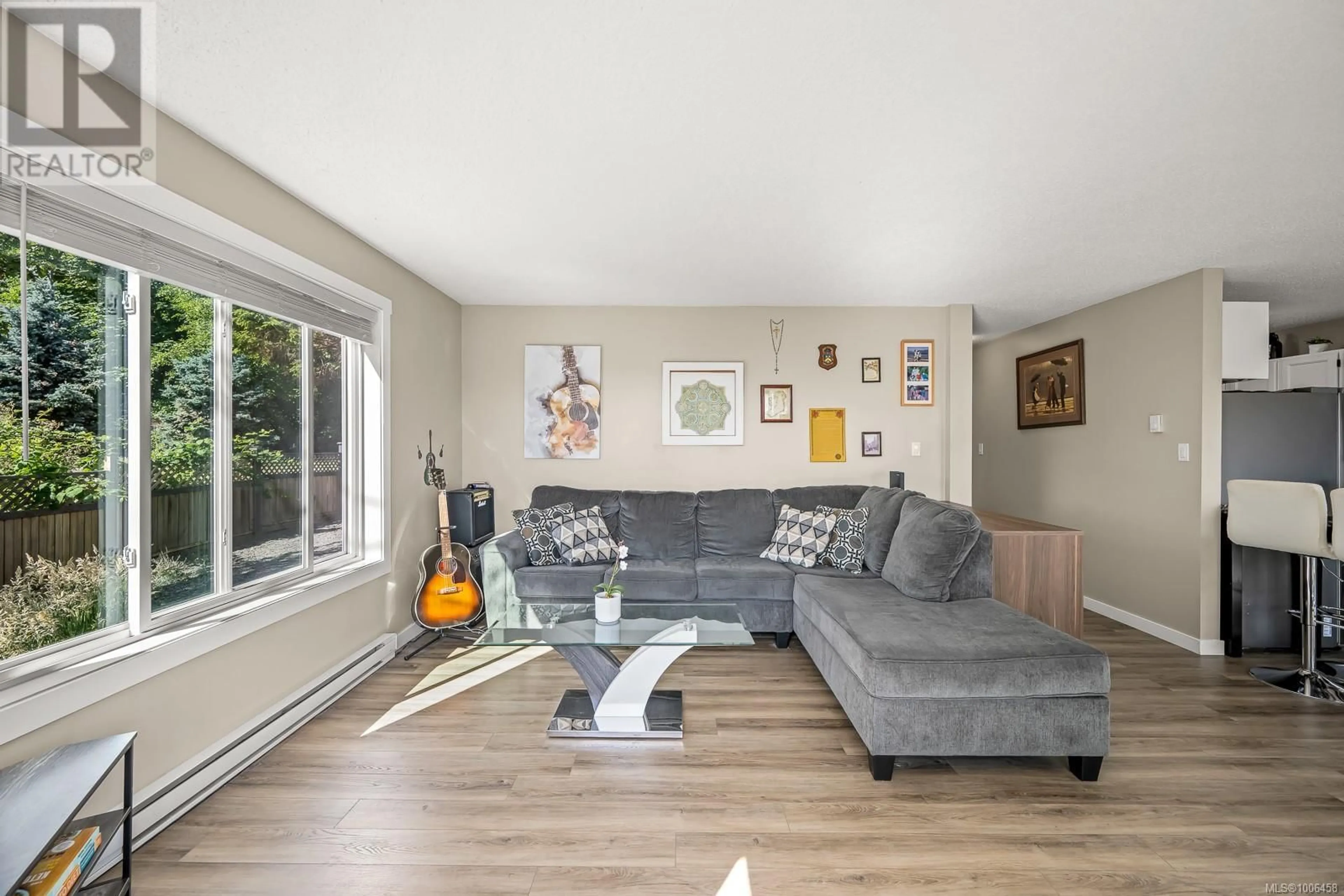 Living room with furniture, wood/laminate floor for 102 - 962 ISLAND HIGHWAY, Campbell River British Columbia V9W1B1