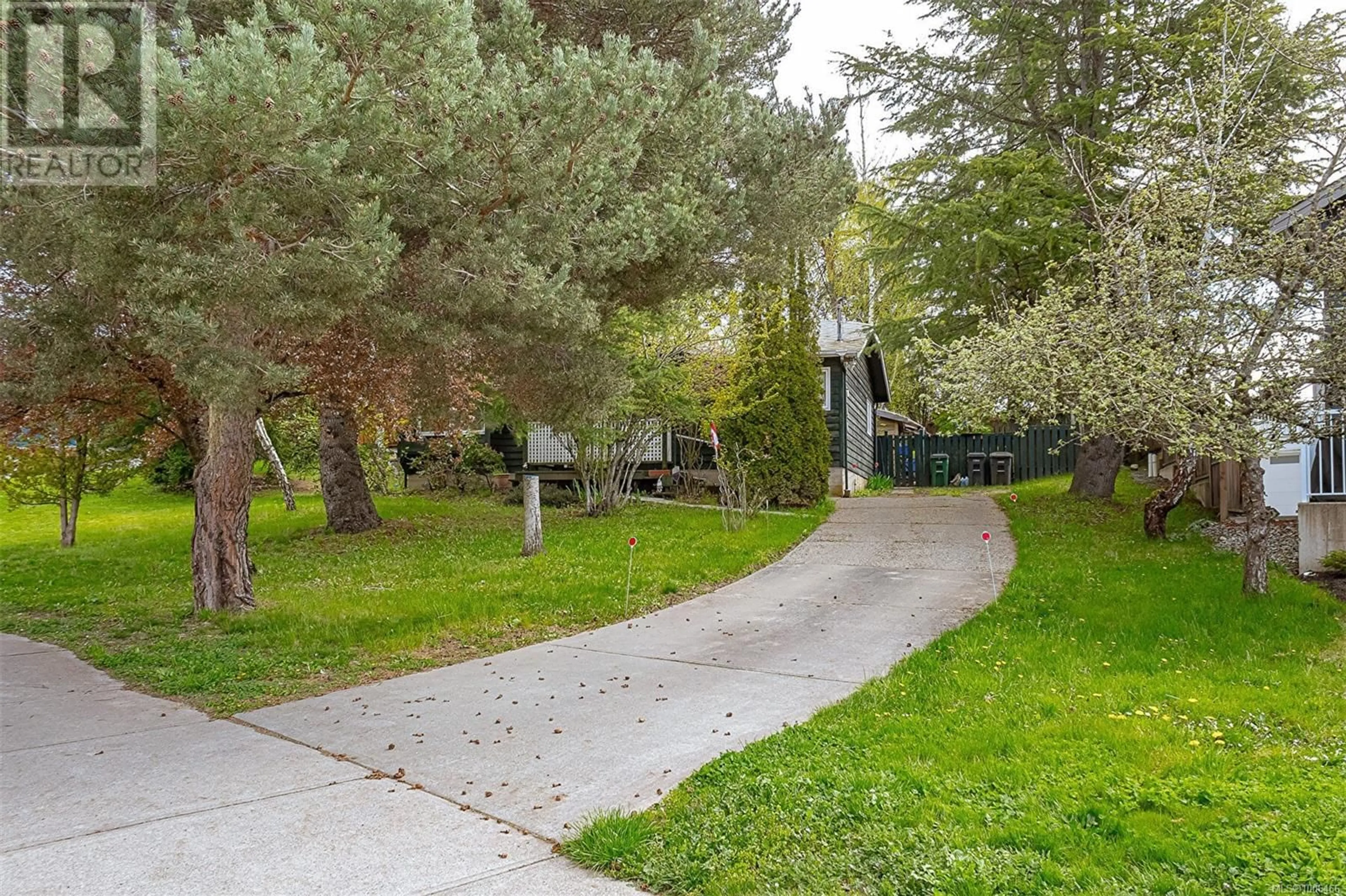 Patio, forest/trees view for 4263 DIEPPE ROAD, Saanich British Columbia V8X2N2