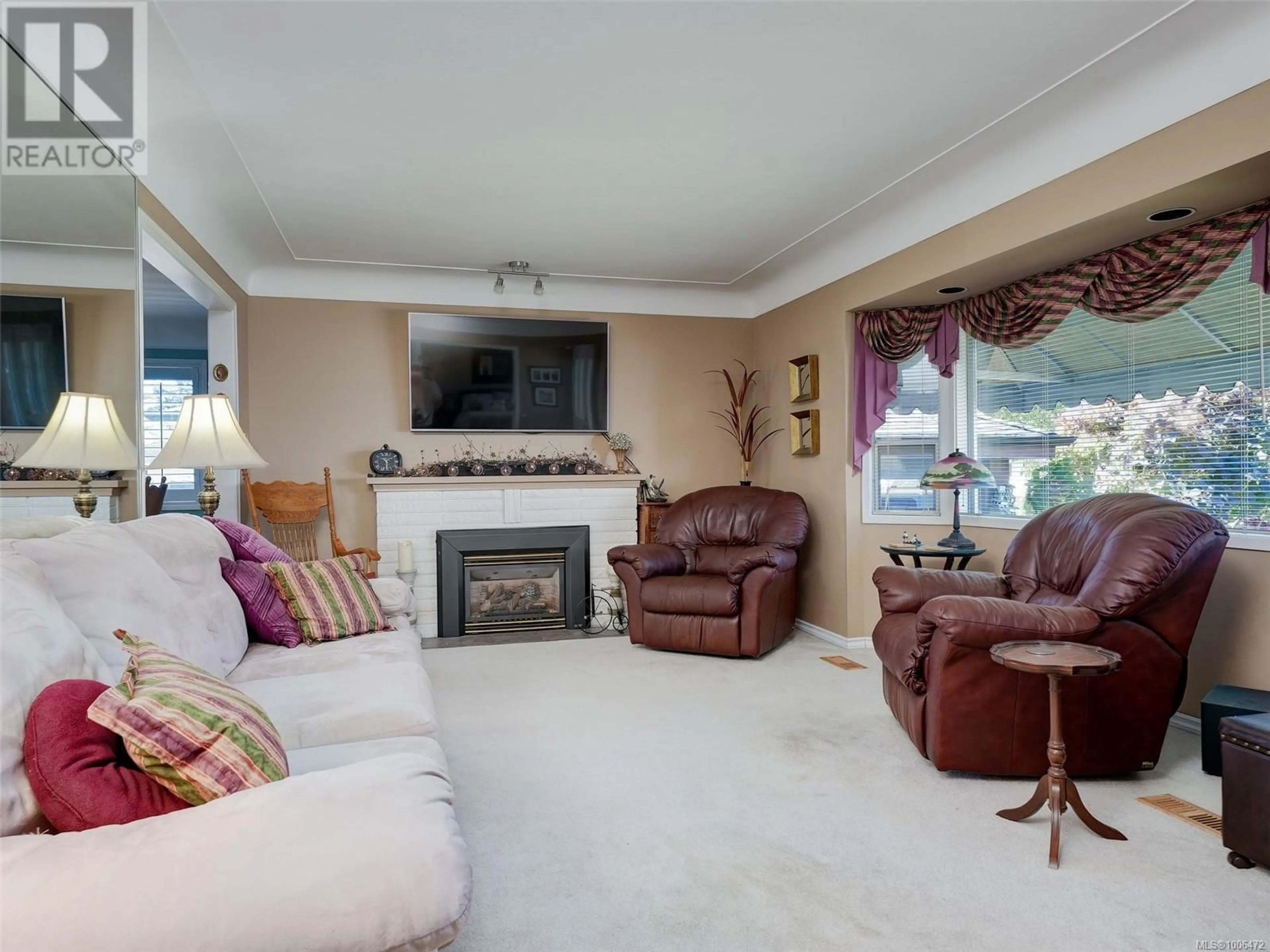 Living room with furniture, unknown for 4153 BIRTLES AVENUE, Saanich British Columbia V8Z3Z3
