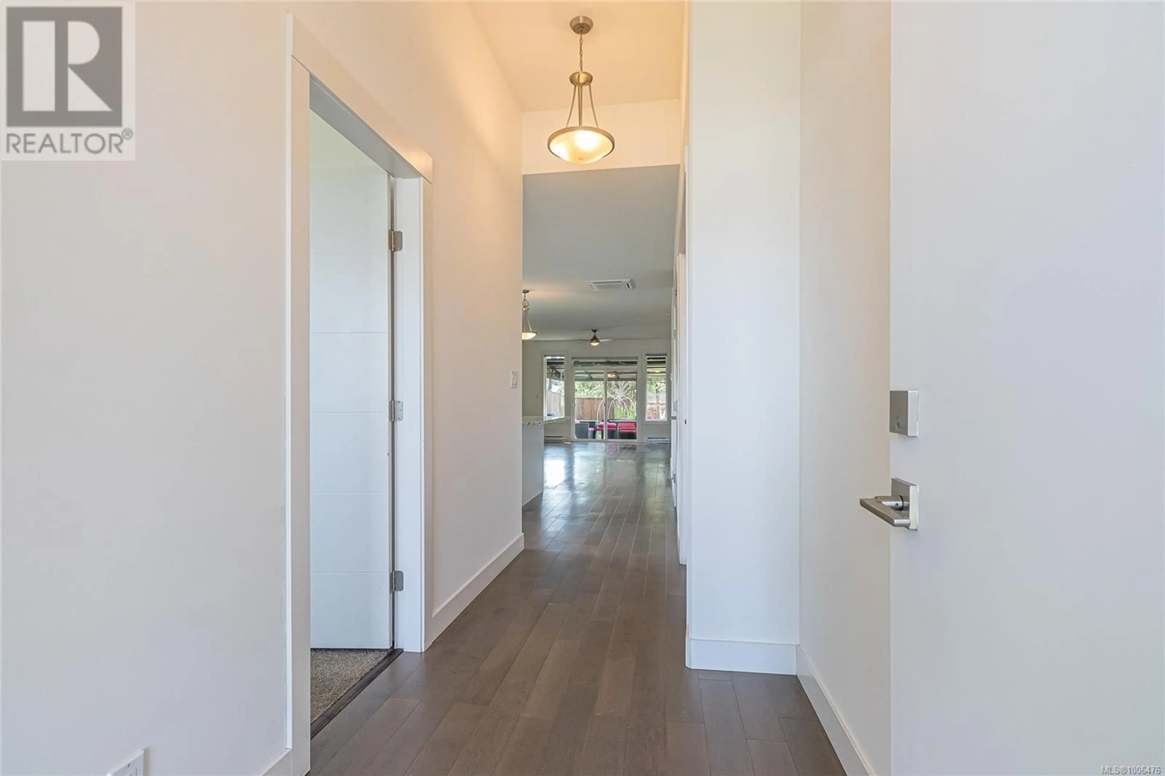 Indoor foyer for 1724 HARAMBE WAY, Nanaimo British Columbia V9X0B3