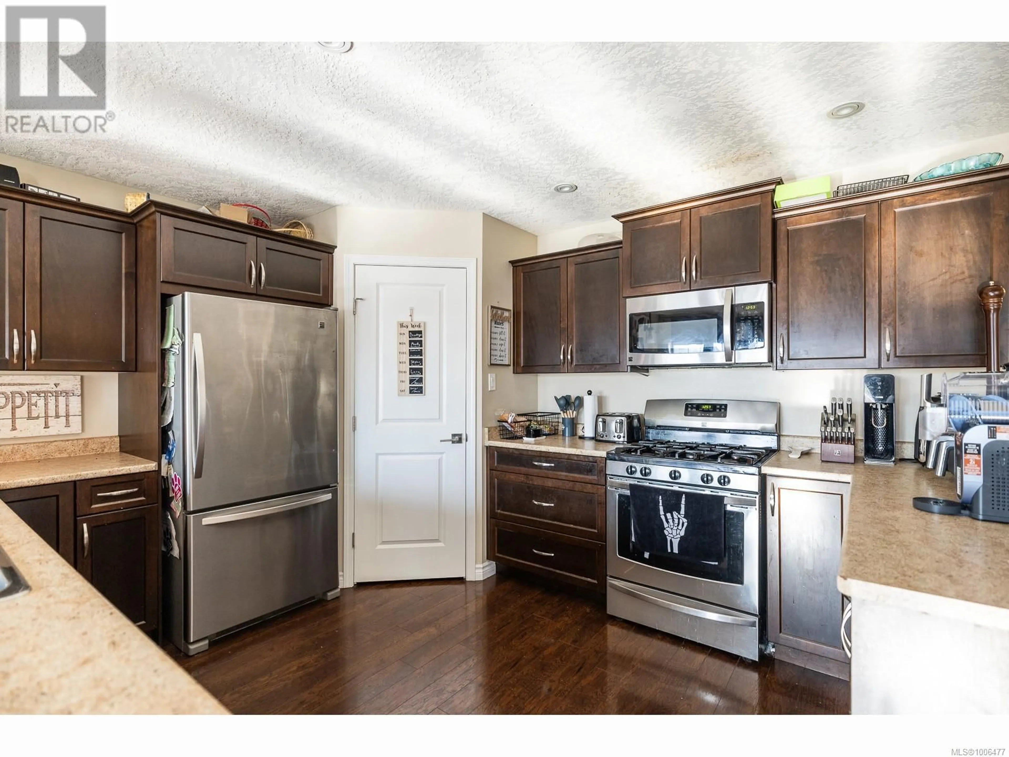 Open concept kitchen, wood/laminate floor for 1426 NOEL AVENUE, Comox British Columbia V9M3C6