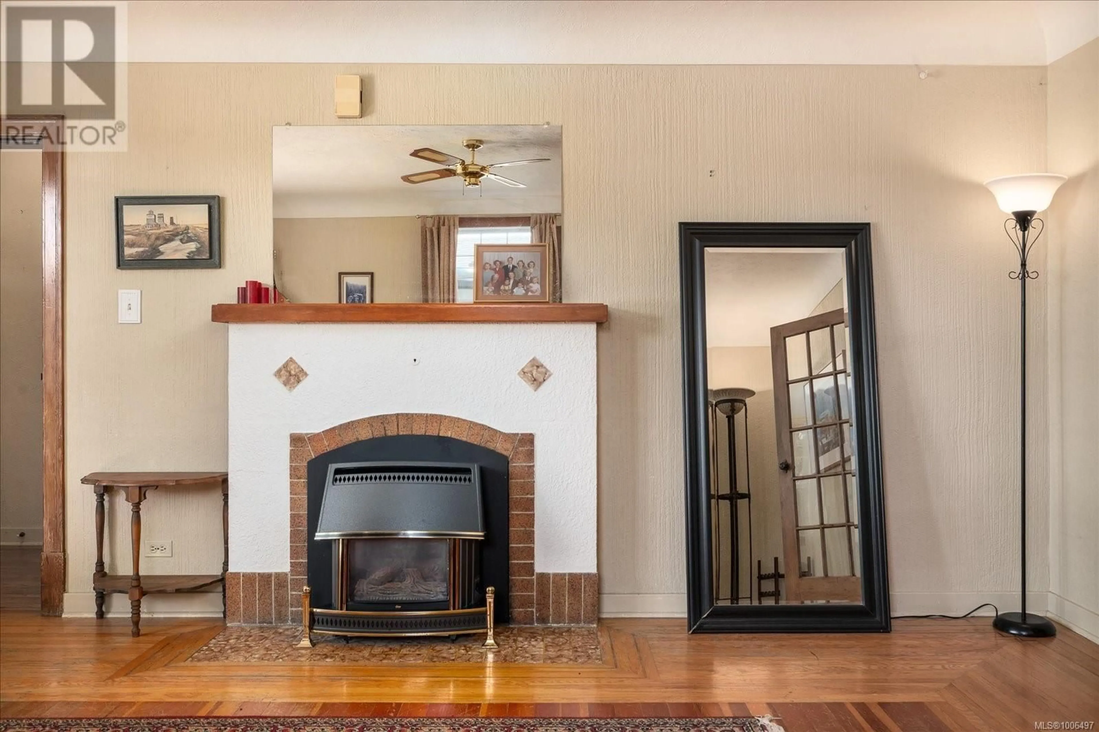 Indoor foyer for 612 FOURTH STREET, Nanaimo British Columbia V9R1T7