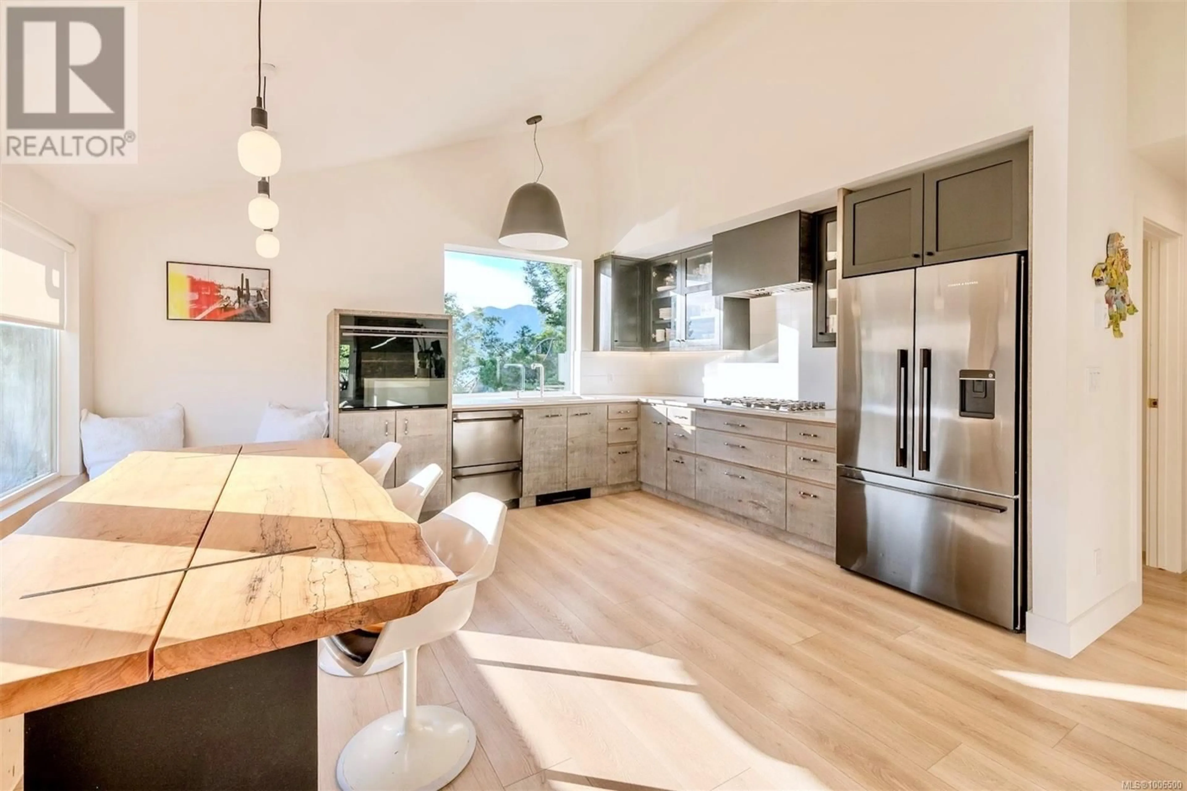 Open concept kitchen, wood/laminate floor for 260 NEILL STREET, Tofino British Columbia V0R2Z0