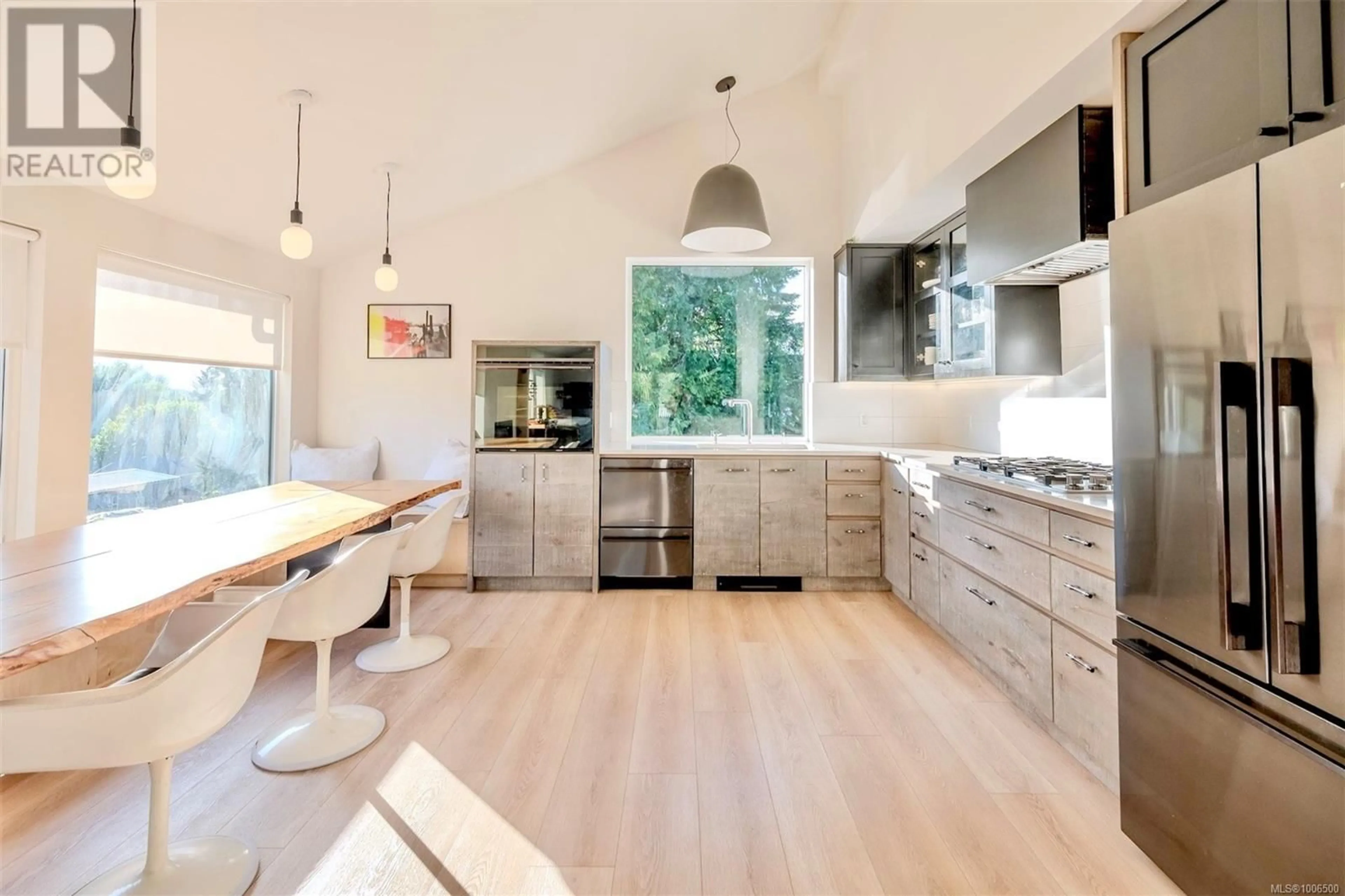 Contemporary kitchen, wood/laminate floor for 260 NEILL STREET, Tofino British Columbia V0R2Z0