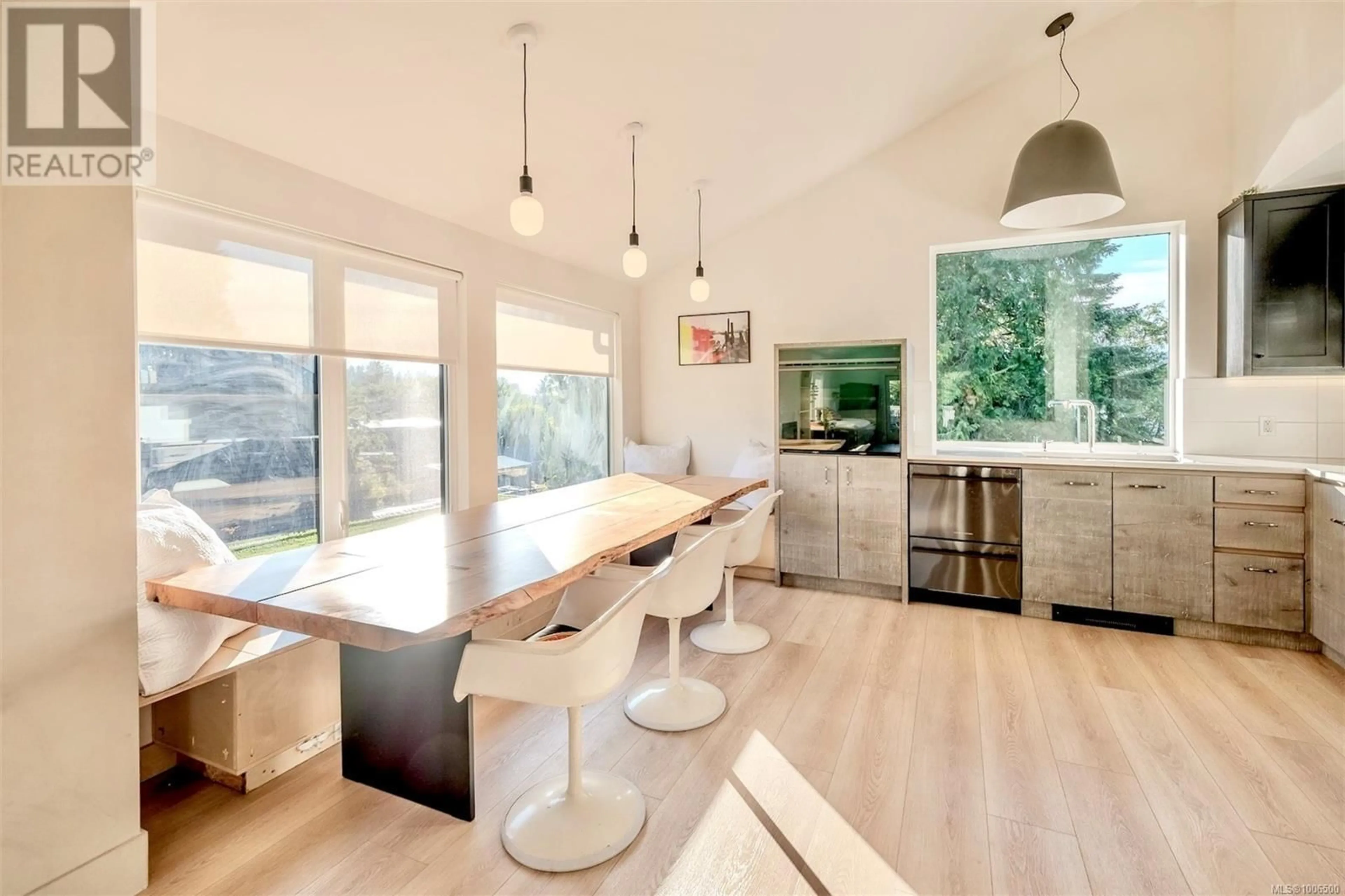 Contemporary kitchen, wood/laminate floor for 260 NEILL STREET, Tofino British Columbia V0R2Z0