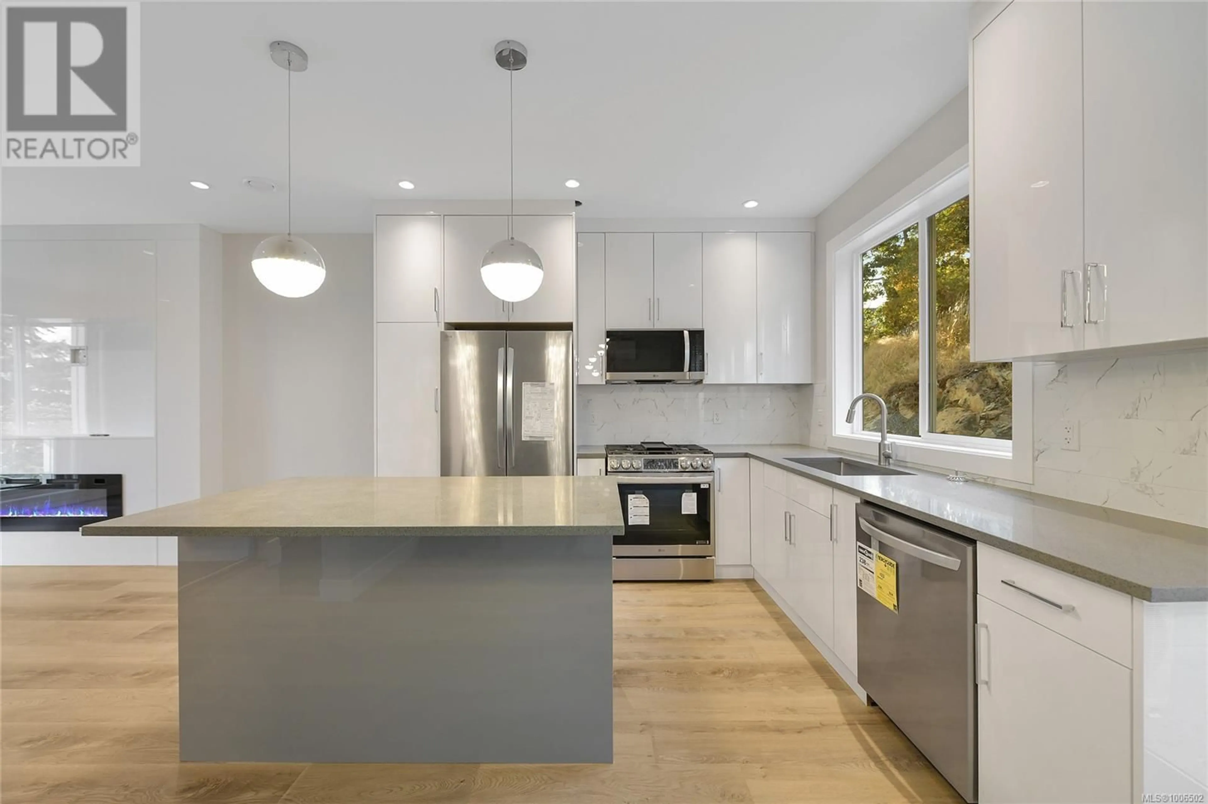 Open concept kitchen, unknown for 996 CITATION ROAD, Langford British Columbia V9B5T1