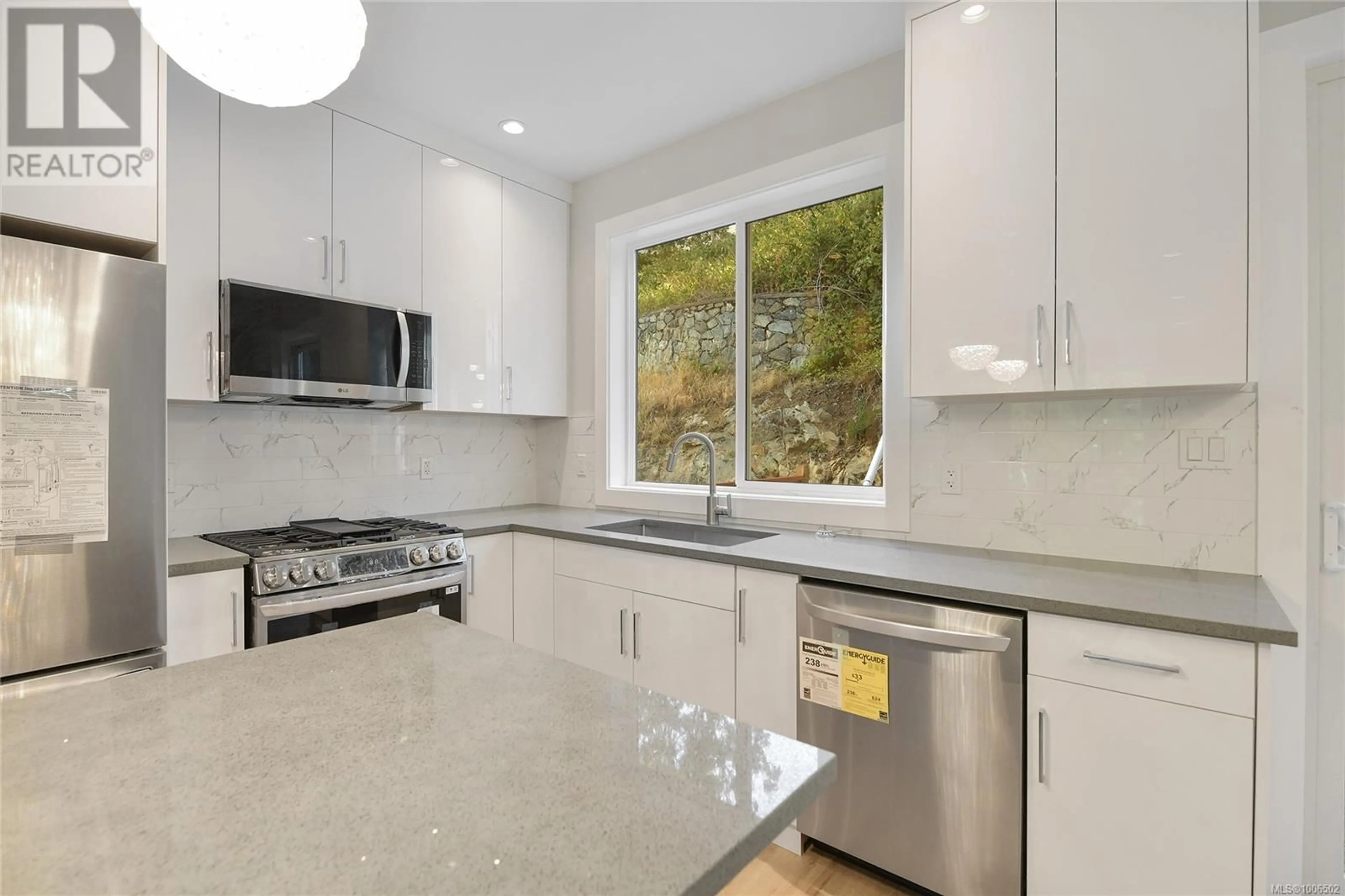 Open concept kitchen, ceramic/tile floor for 996 CITATION ROAD, Langford British Columbia V9B5T1