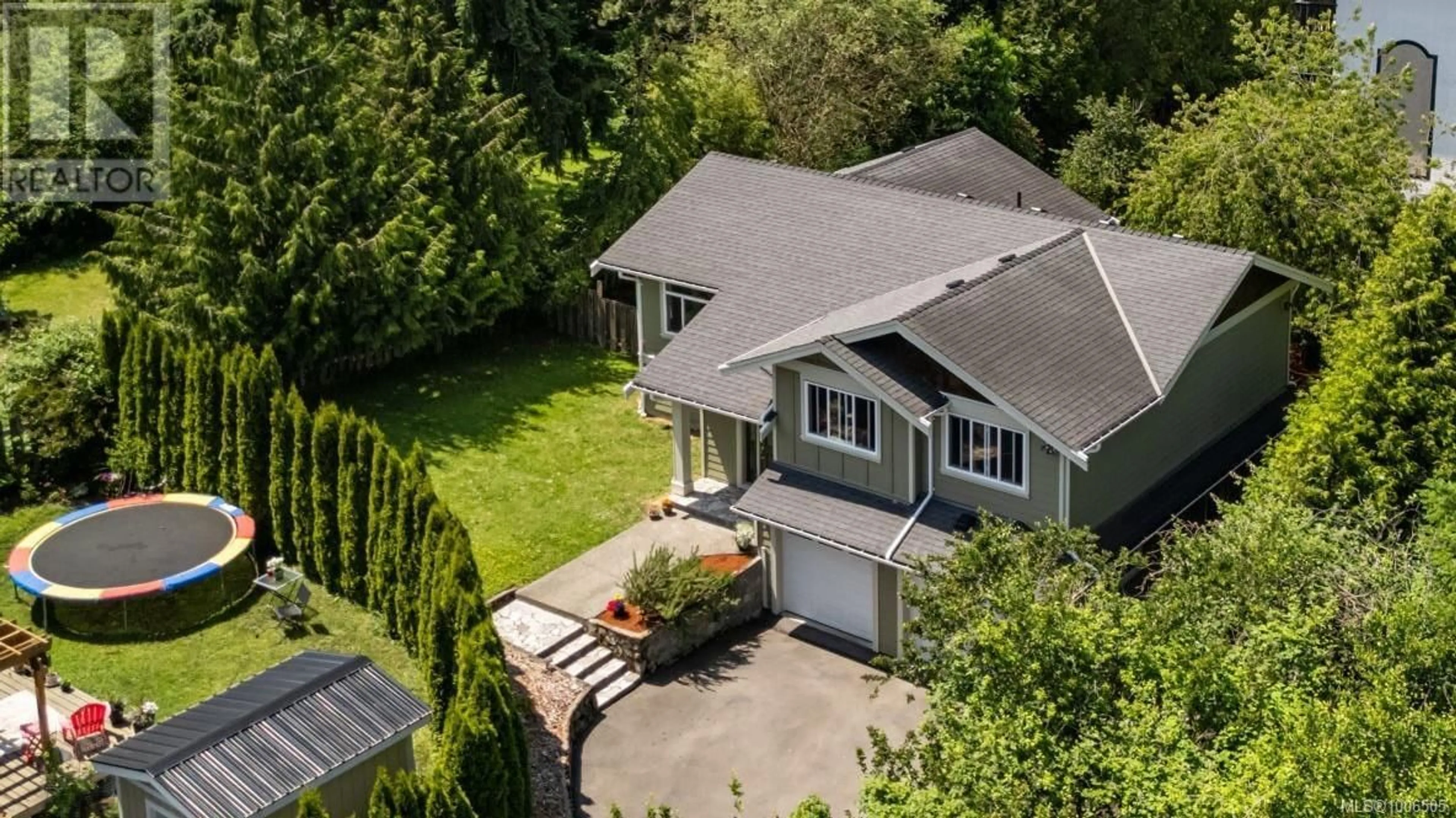 A pic from outside/outdoor area/front of a property/back of a property/a pic from drone, street for 3284 LINWOOD AVENUE, Saanich British Columbia V8X1E4