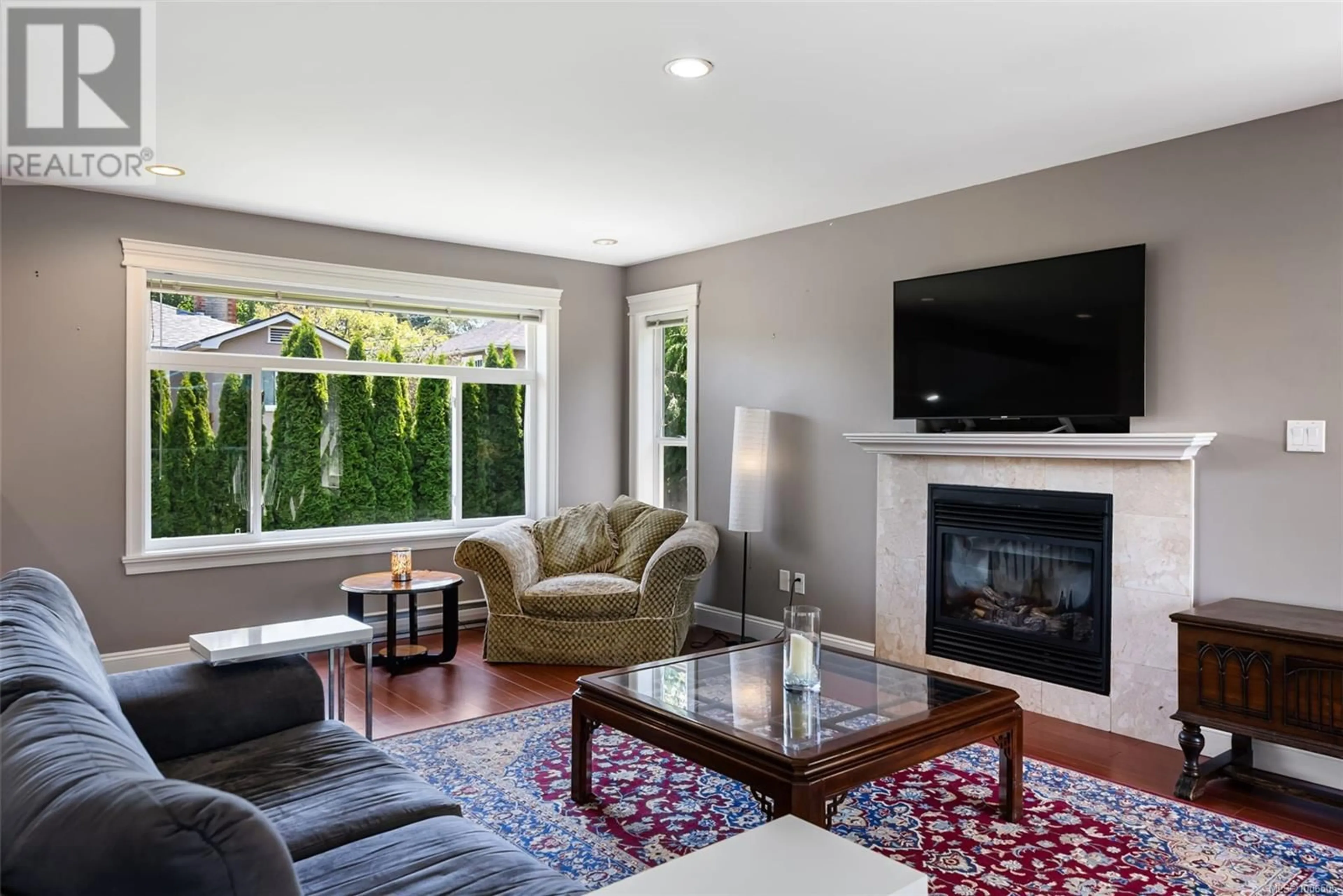 Living room with furniture, unknown for 3284 LINWOOD AVENUE, Saanich British Columbia V8X1E4