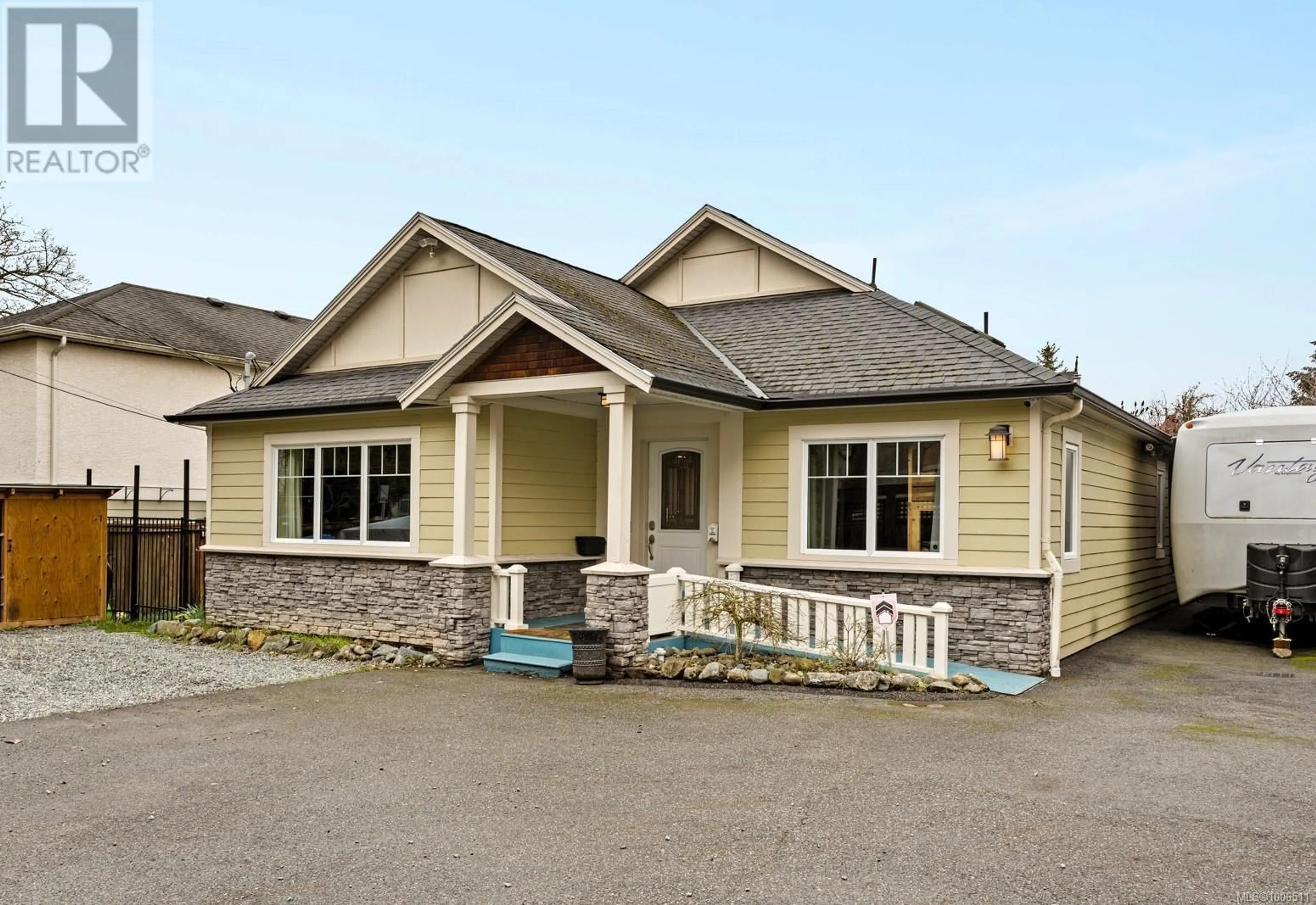 Home with vinyl exterior material, building for 2306 RICHMOND ROAD, Victoria British Columbia V8R4R8