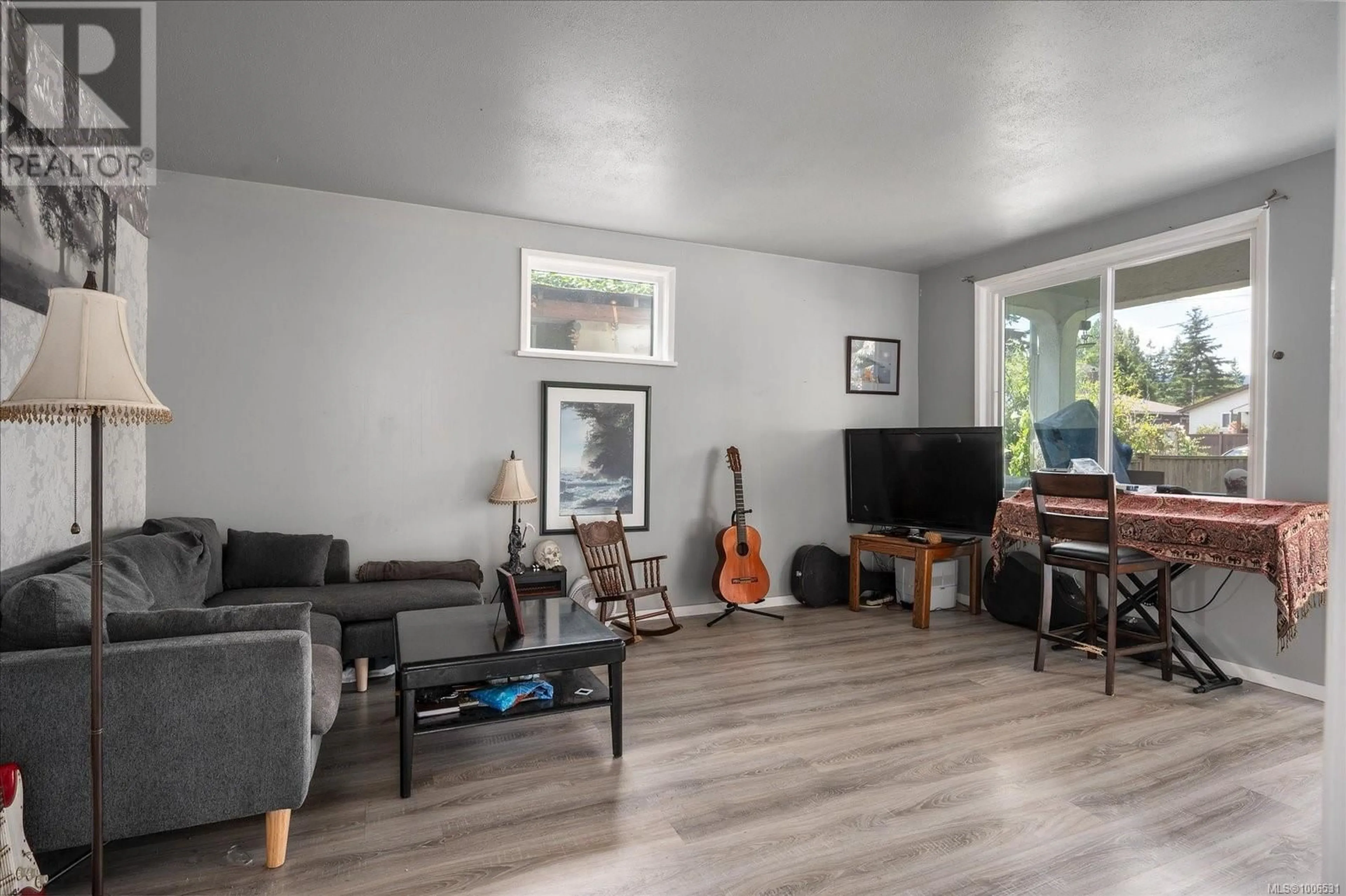 Living room with furniture, wood/laminate floor for 221 PRINCESS STREET, Nanaimo British Columbia V9R4M8