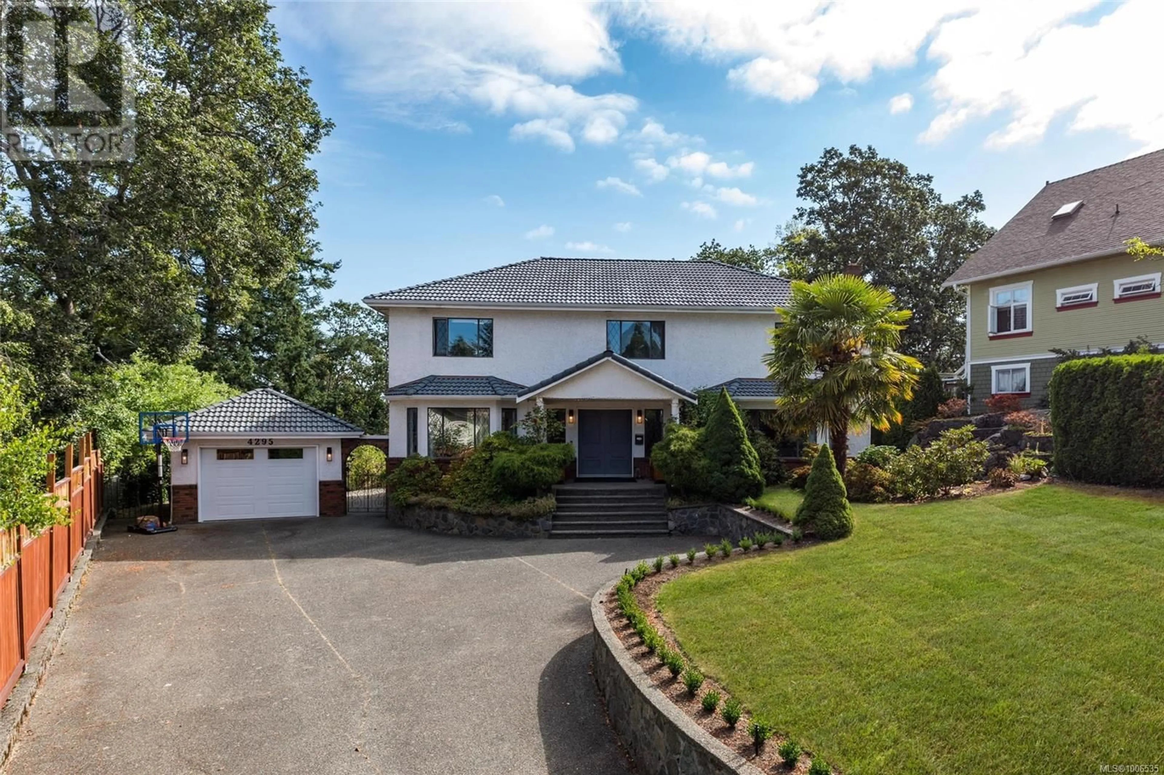 A pic from outside/outdoor area/front of a property/back of a property/a pic from drone, street for 4295 OAKFIELD CRESCENT, Saanich British Columbia V8X4W4