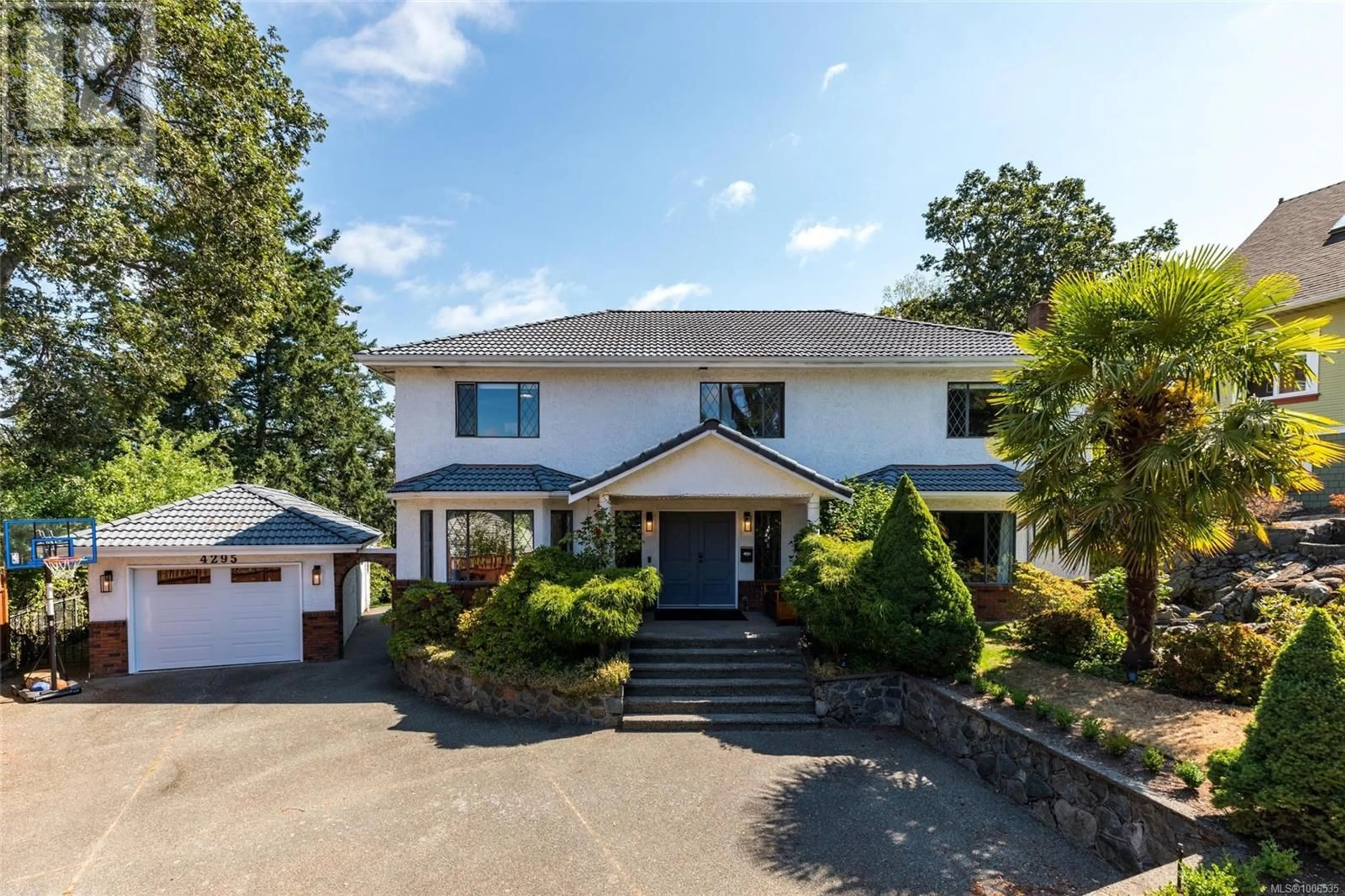 A pic from outside/outdoor area/front of a property/back of a property/a pic from drone, street for 4295 OAKFIELD CRESCENT, Saanich British Columbia V8X4W4