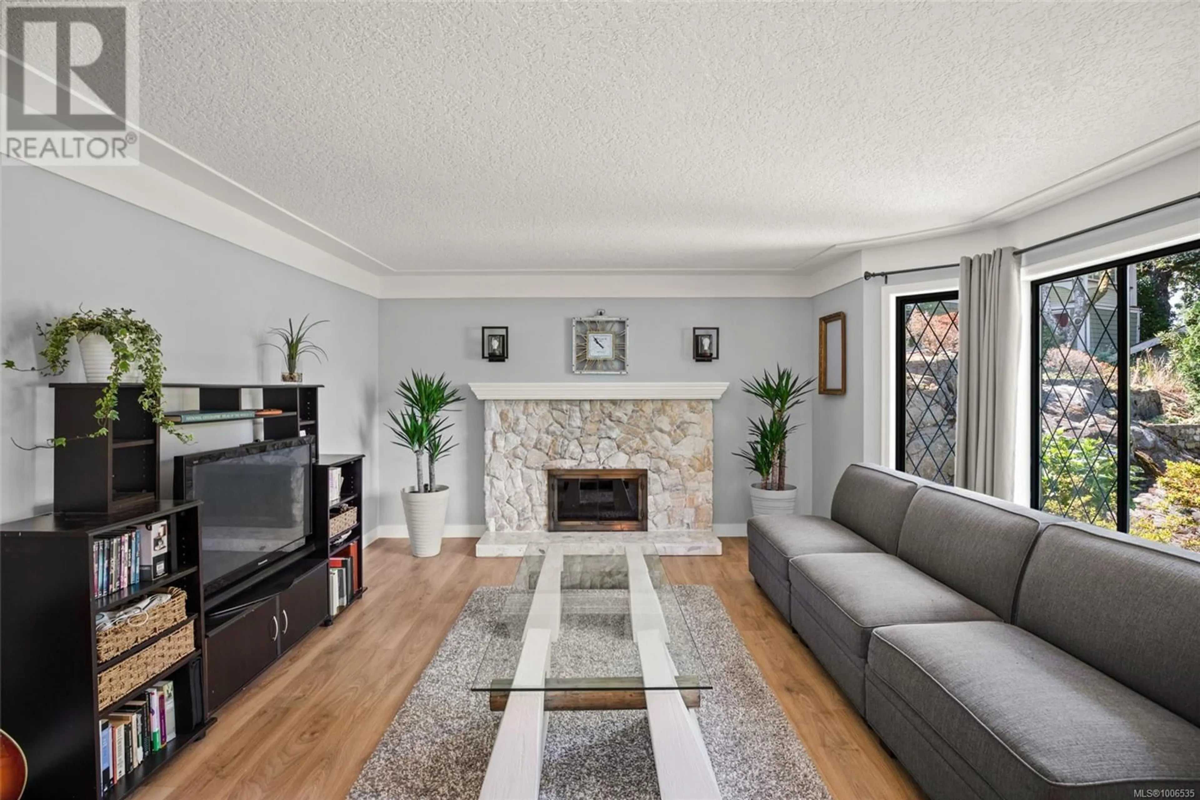 Living room with furniture, unknown for 4295 OAKFIELD CRESCENT, Saanich British Columbia V8X4W4