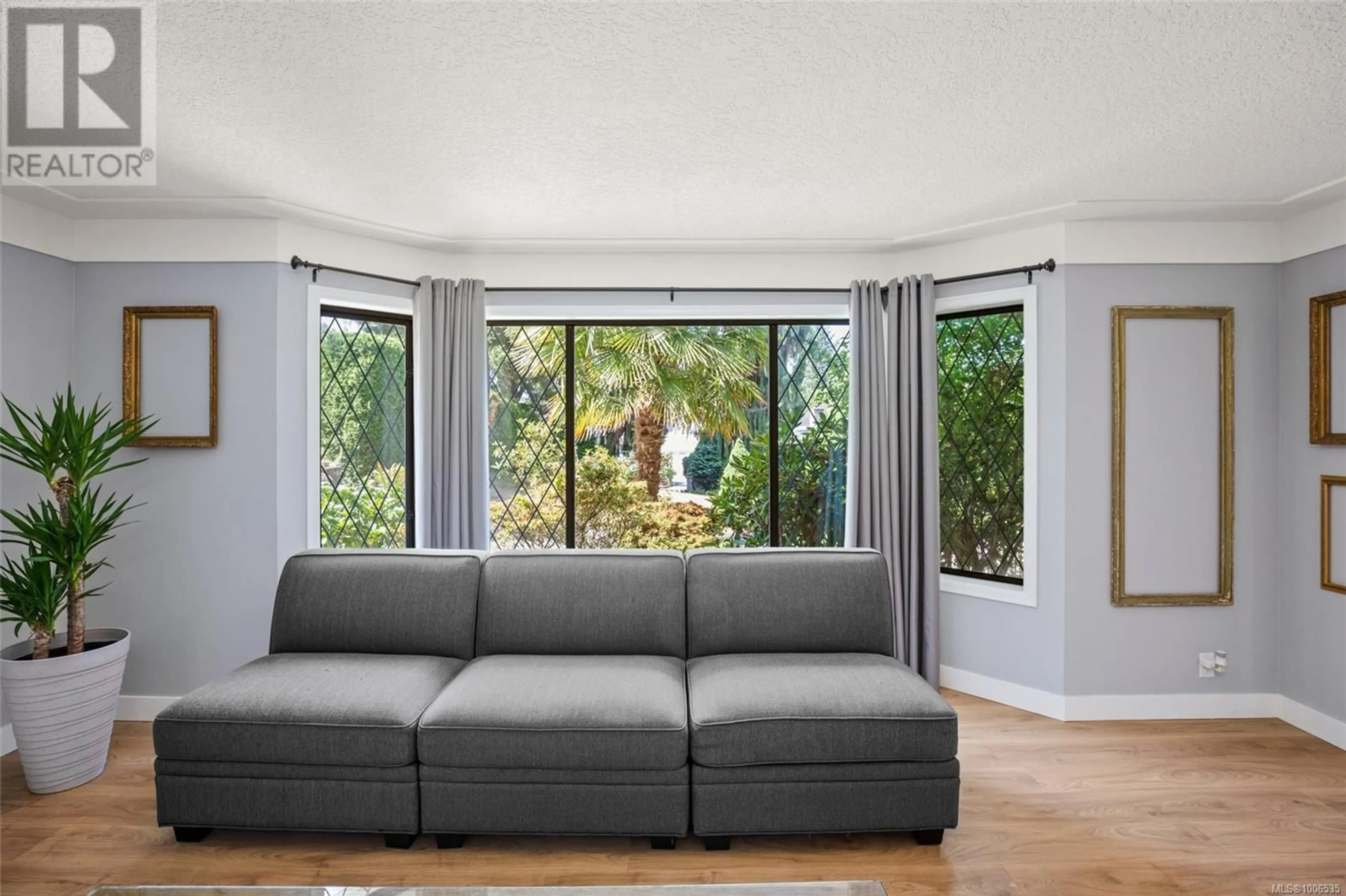 Living room with furniture, unknown for 4295 OAKFIELD CRESCENT, Saanich British Columbia V8X4W4