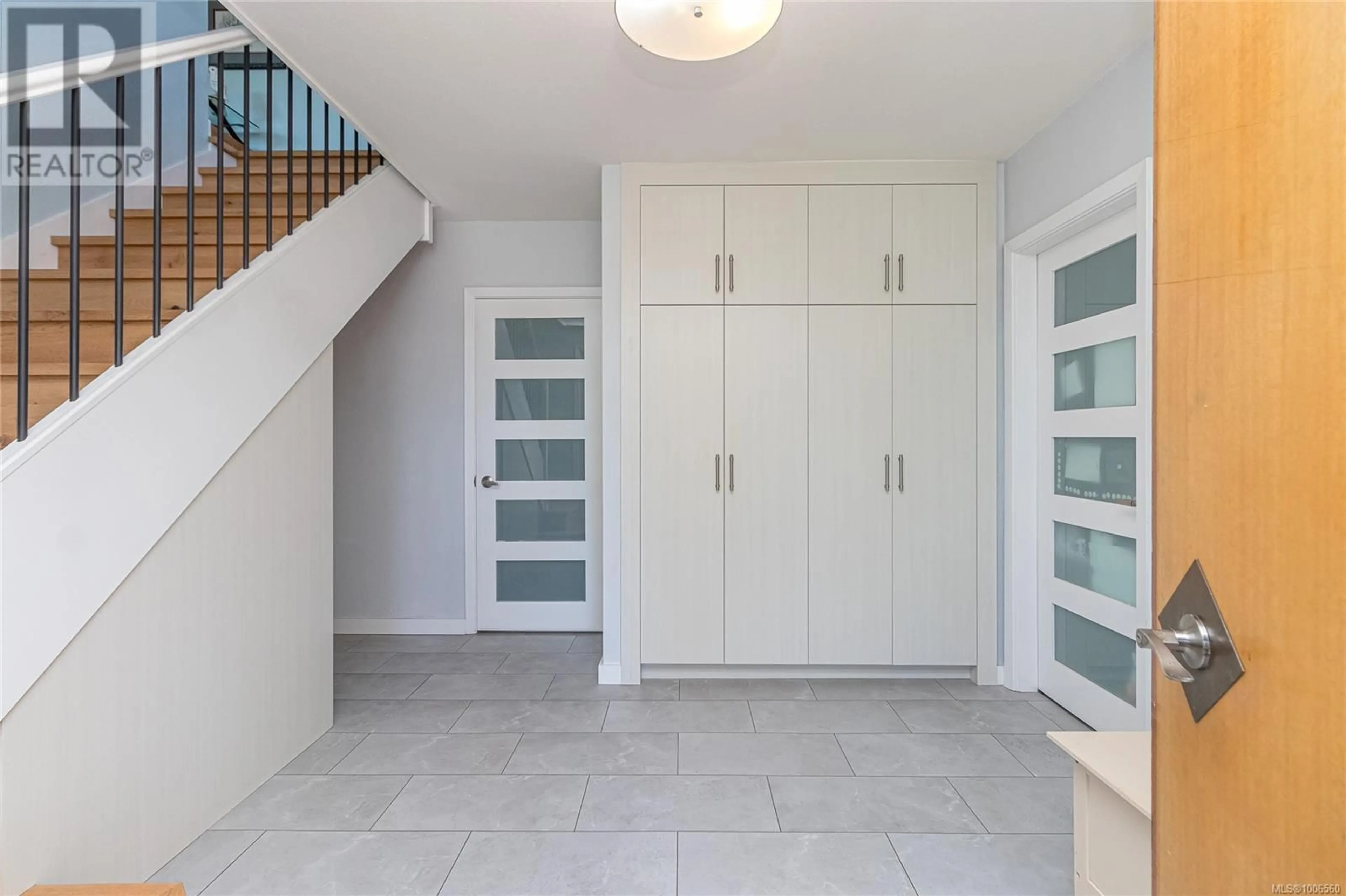 Indoor entryway for 2513 COSGROVE CRESCENT, Nanaimo British Columbia V9S3P4