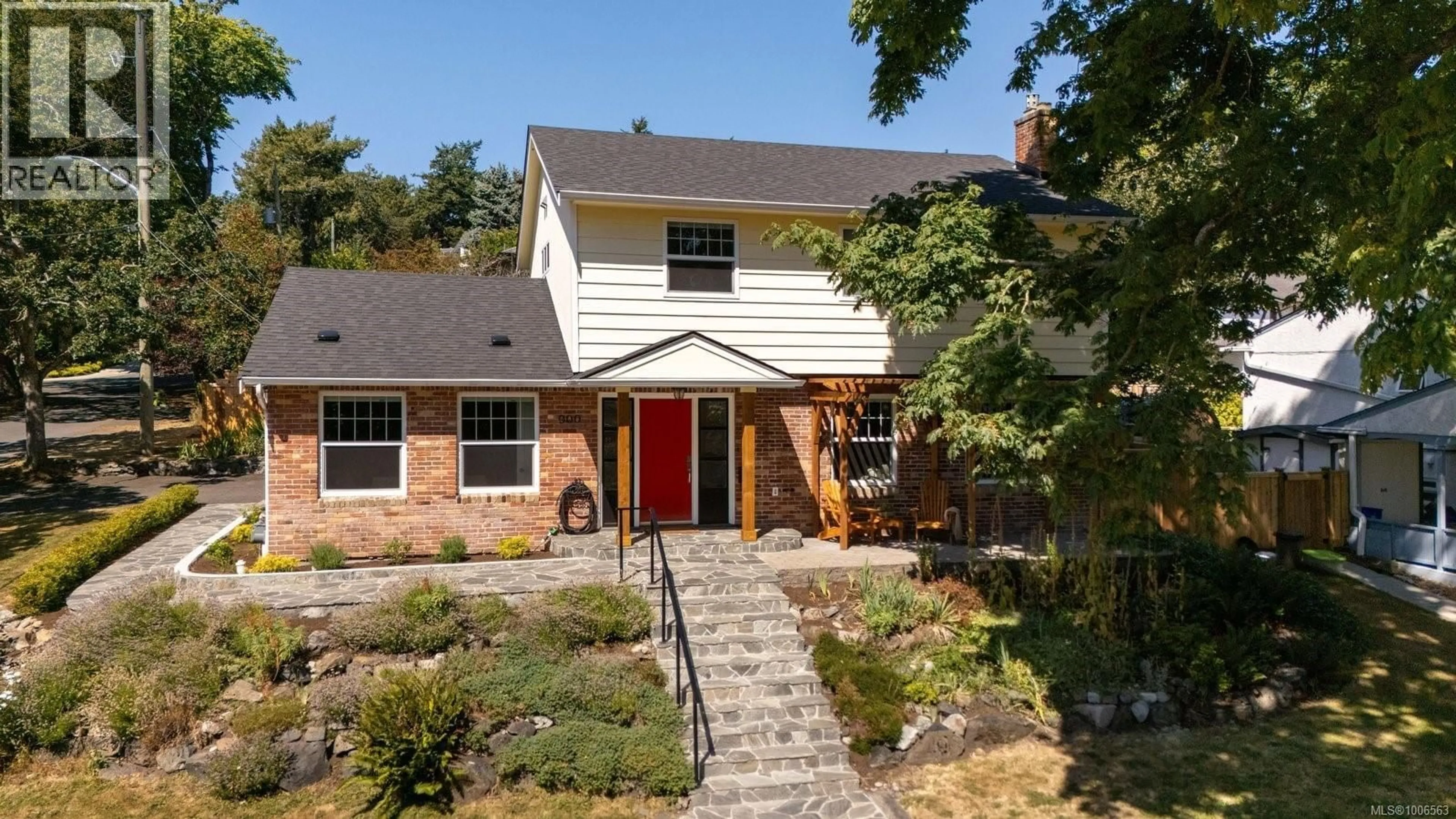 Home with brick exterior material, street for 900 RICHMOND AVENUE, Victoria British Columbia V8S3Z3