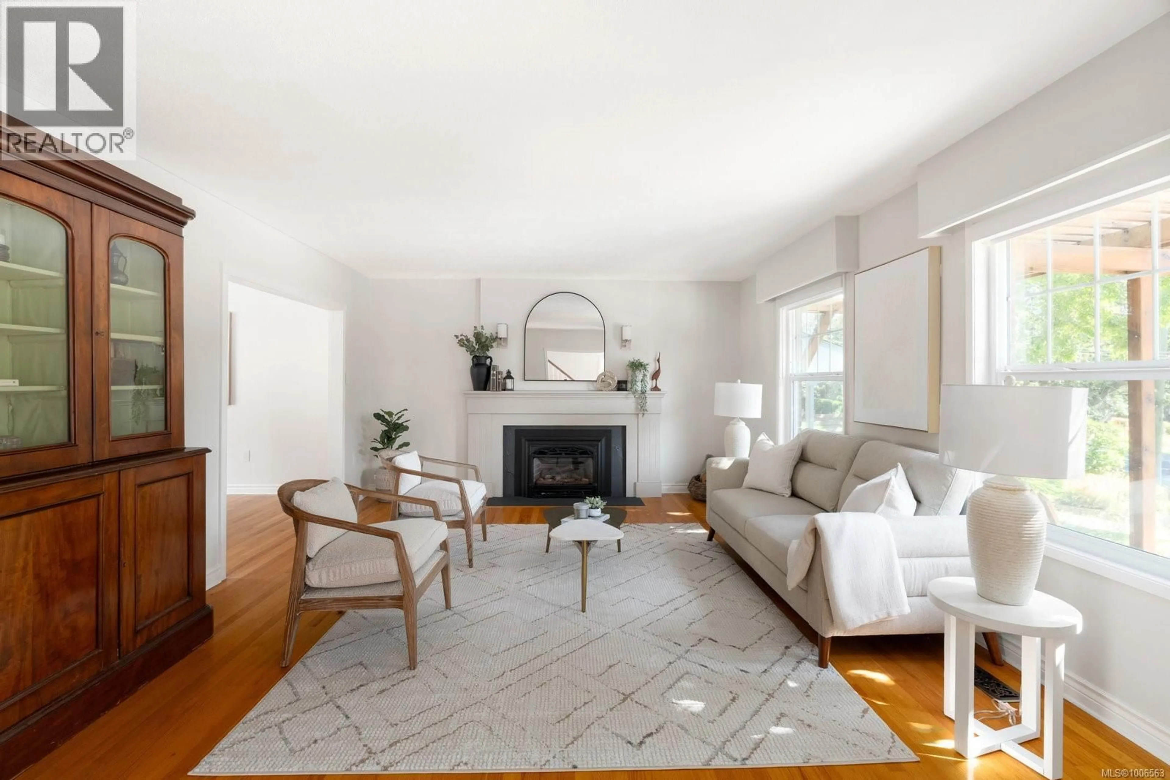 Living room with furniture, unknown for 900 RICHMOND AVENUE, Victoria British Columbia V8S3Z3