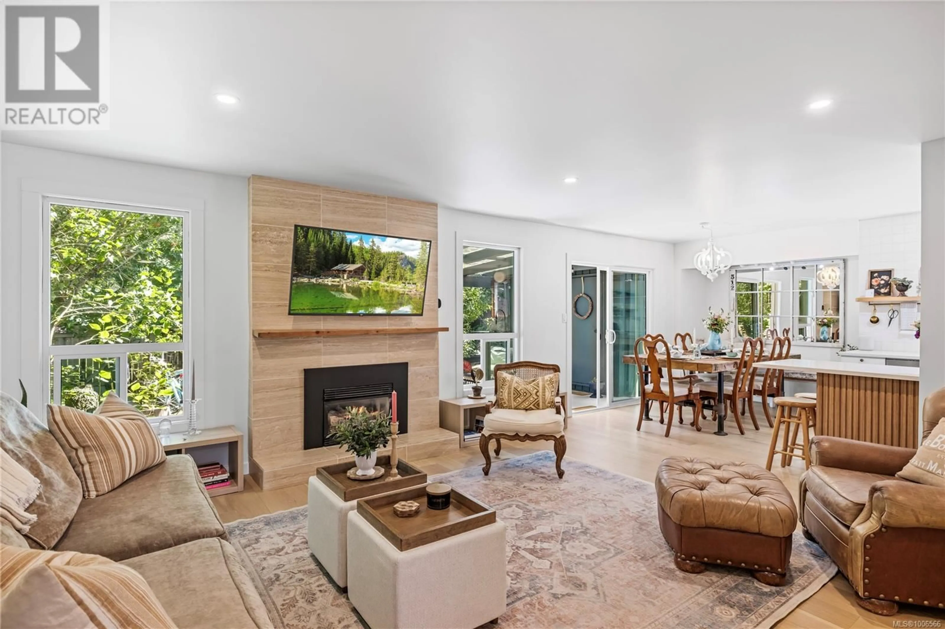 Living room with furniture, ceramic/tile floor for 816 BEACH ROAD, Qualicum Beach British Columbia V9K1S1