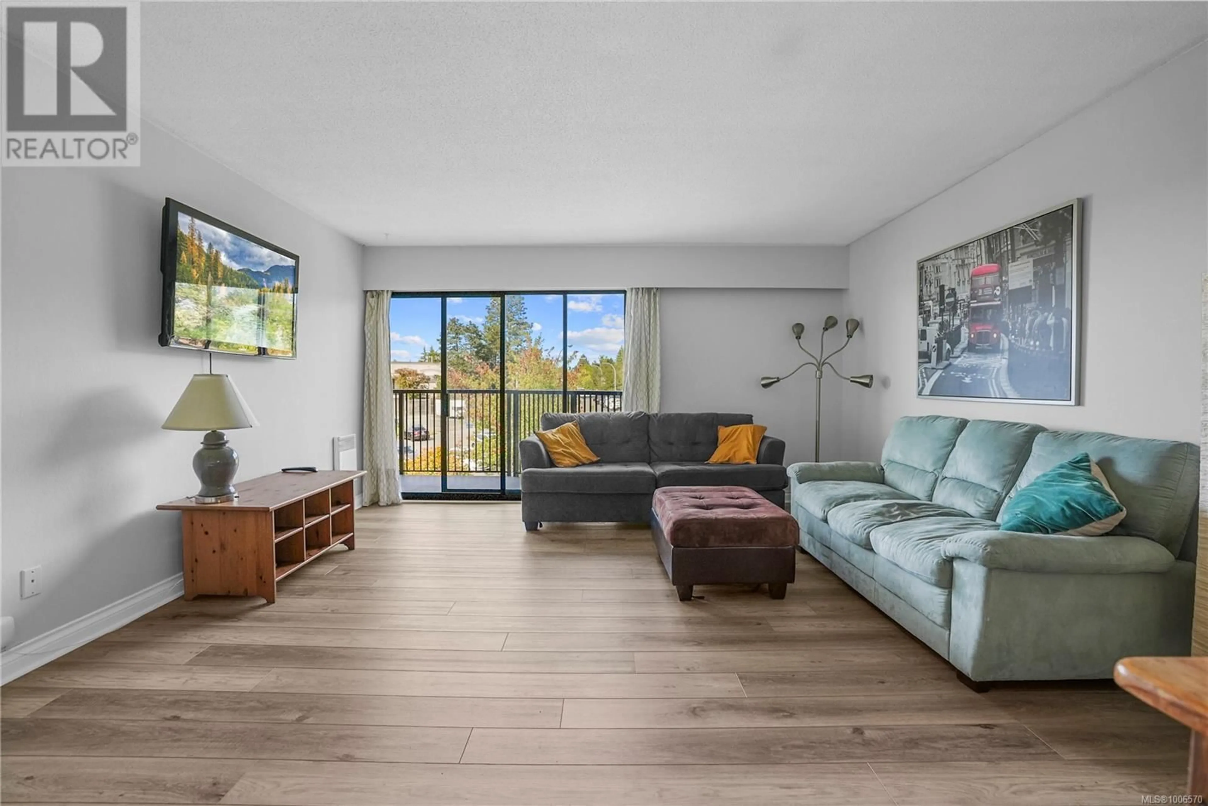 Living room with furniture, unknown for 323 - 1870 MCKENZIE AVENUE, Saanich British Columbia V8N4X3
