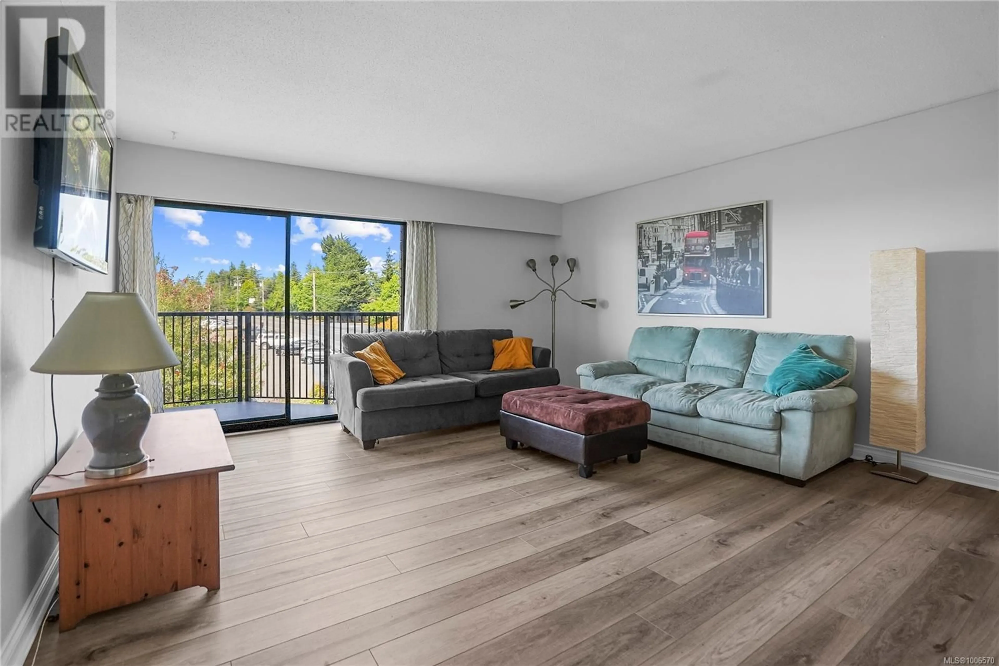 Living room with furniture, unknown for 323 - 1870 MCKENZIE AVENUE, Saanich British Columbia V8N4X3