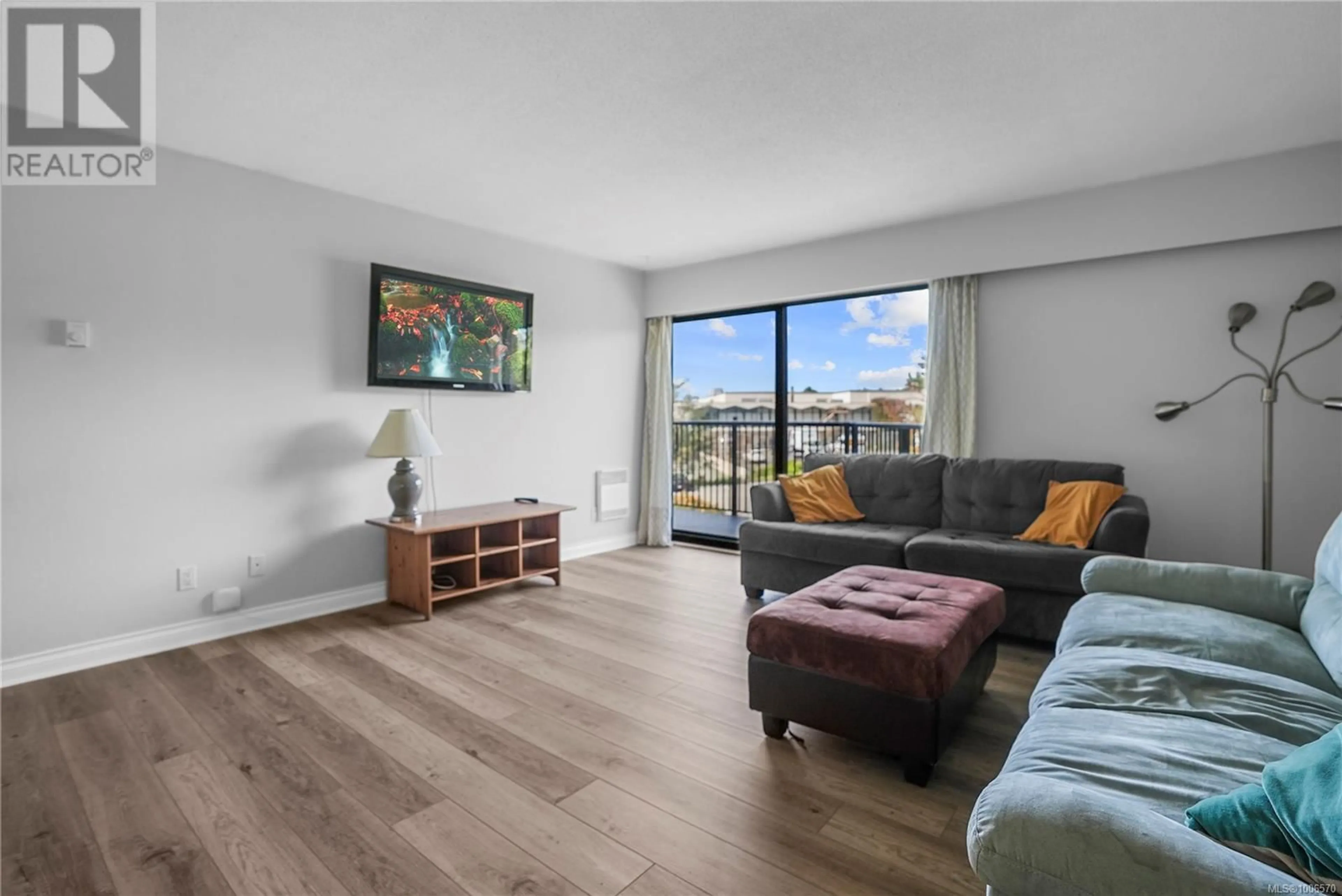 Living room with furniture, unknown for 323 - 1870 MCKENZIE AVENUE, Saanich British Columbia V8N4X3