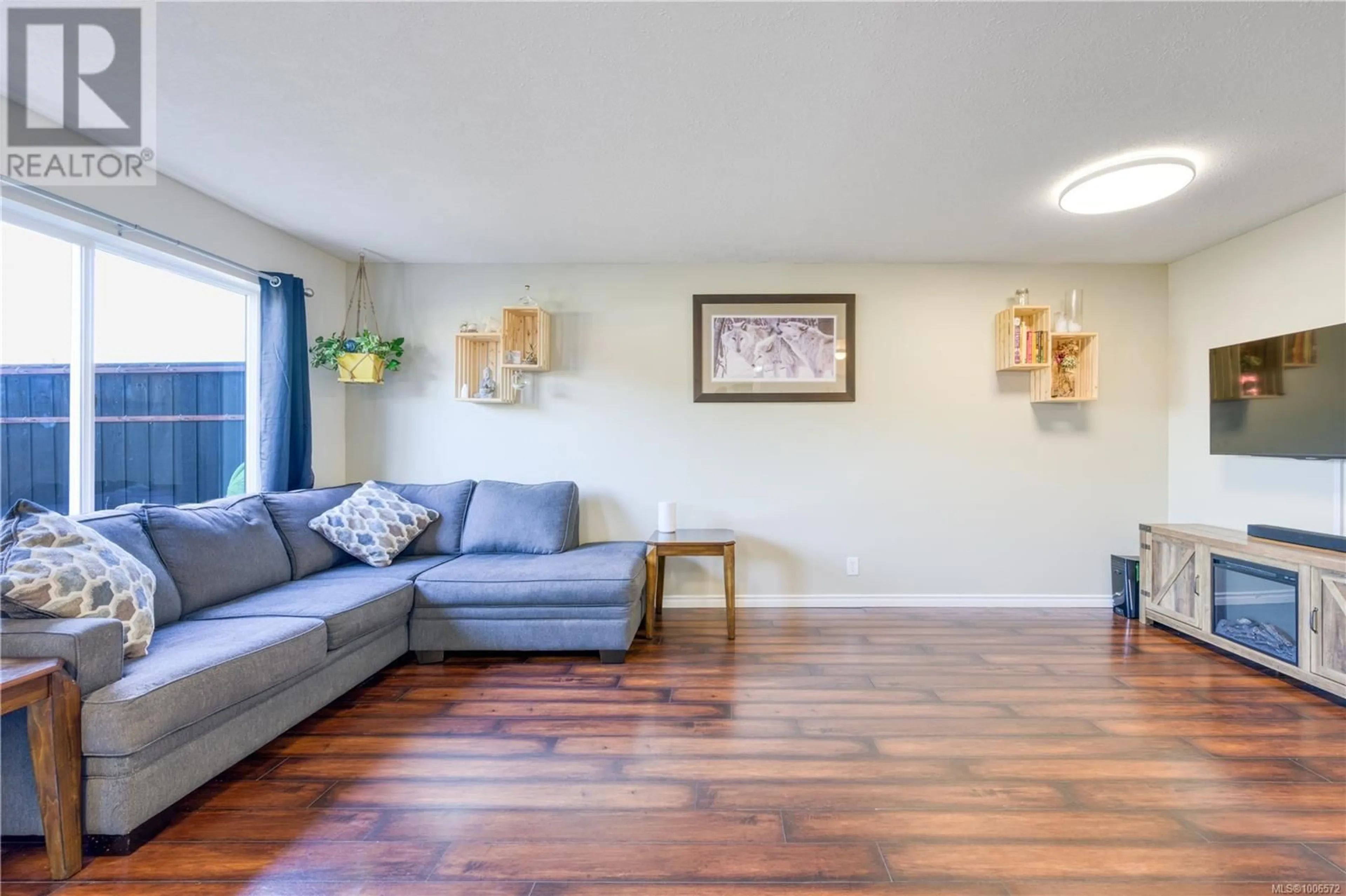 Living room with furniture, wood/laminate floor for 25 - 2697 MINE ROAD, Port McNeill British Columbia N0N2R0