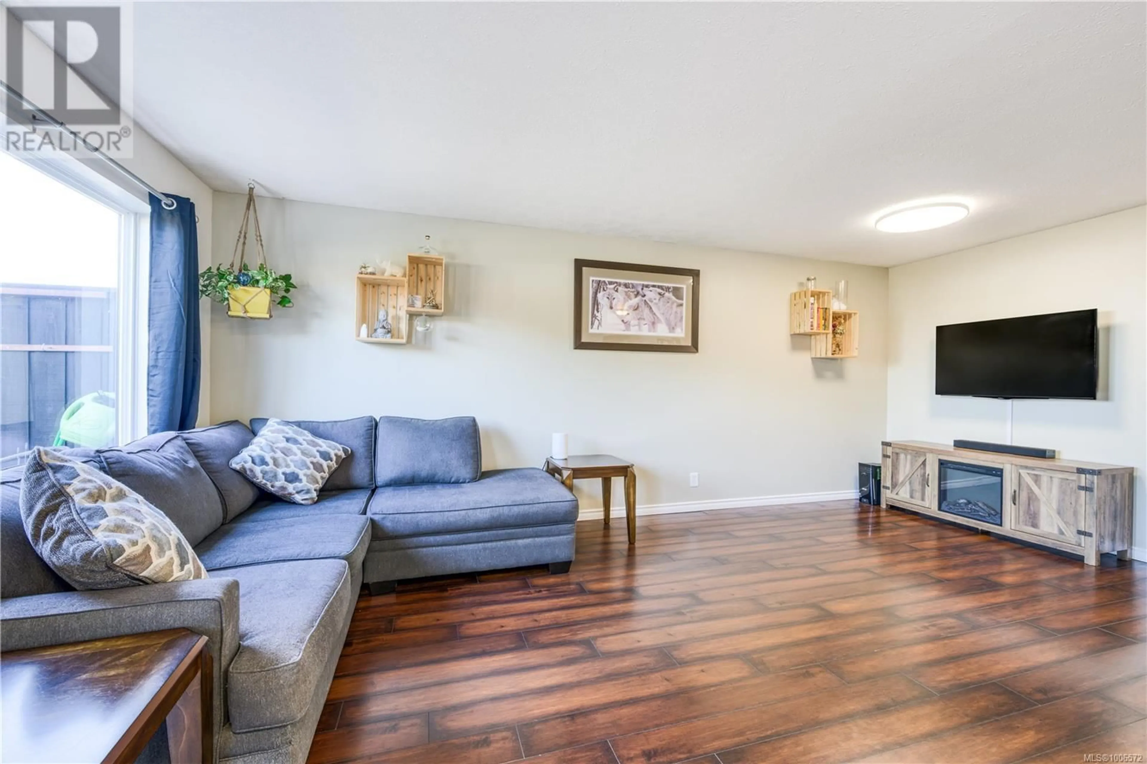 Living room with furniture, wood/laminate floor for 25 - 2697 MINE ROAD, Port McNeill British Columbia N0N2R0