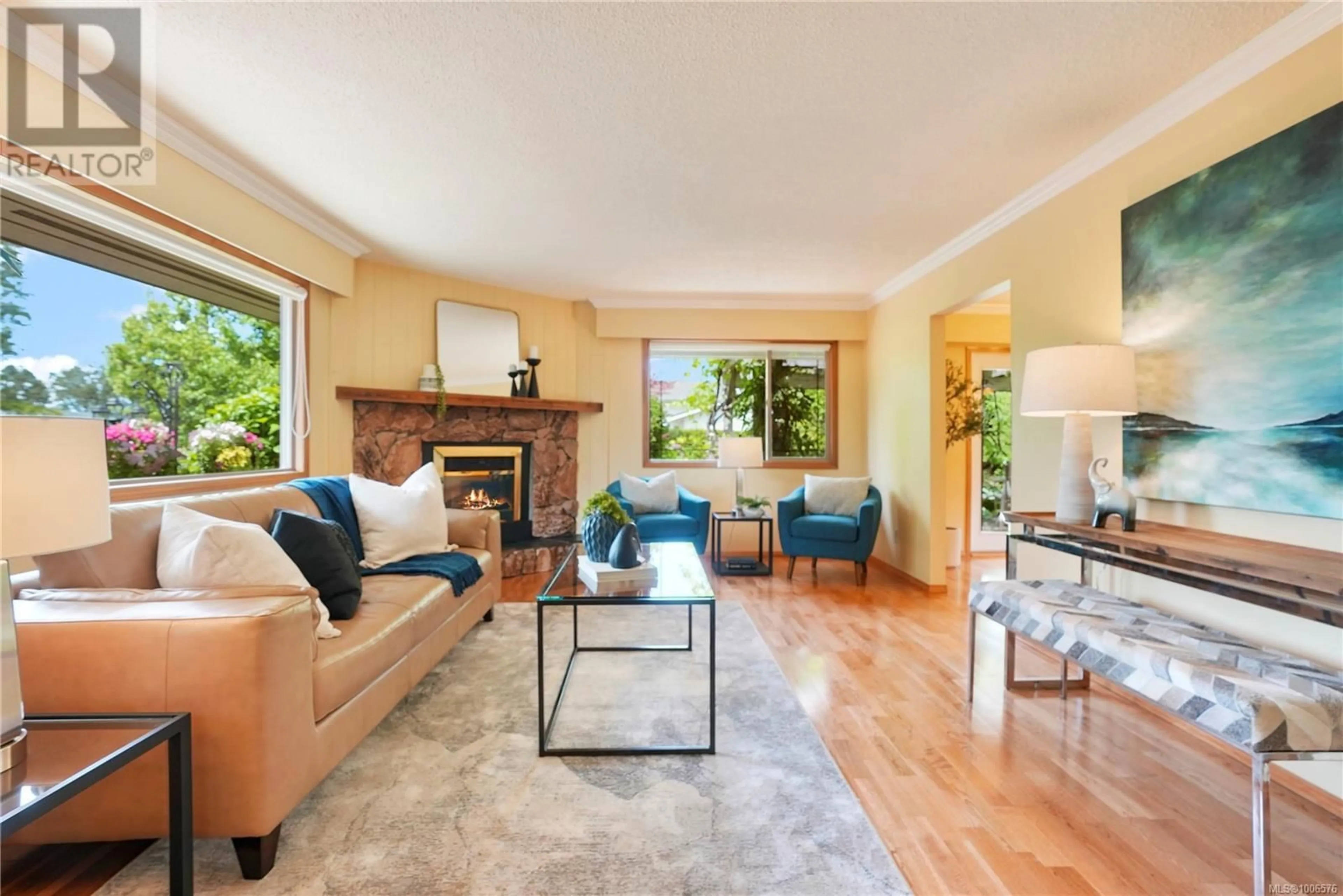 Living room with furniture, unknown for 4119 LARK ROAD, Saanich British Columbia V8X4G4