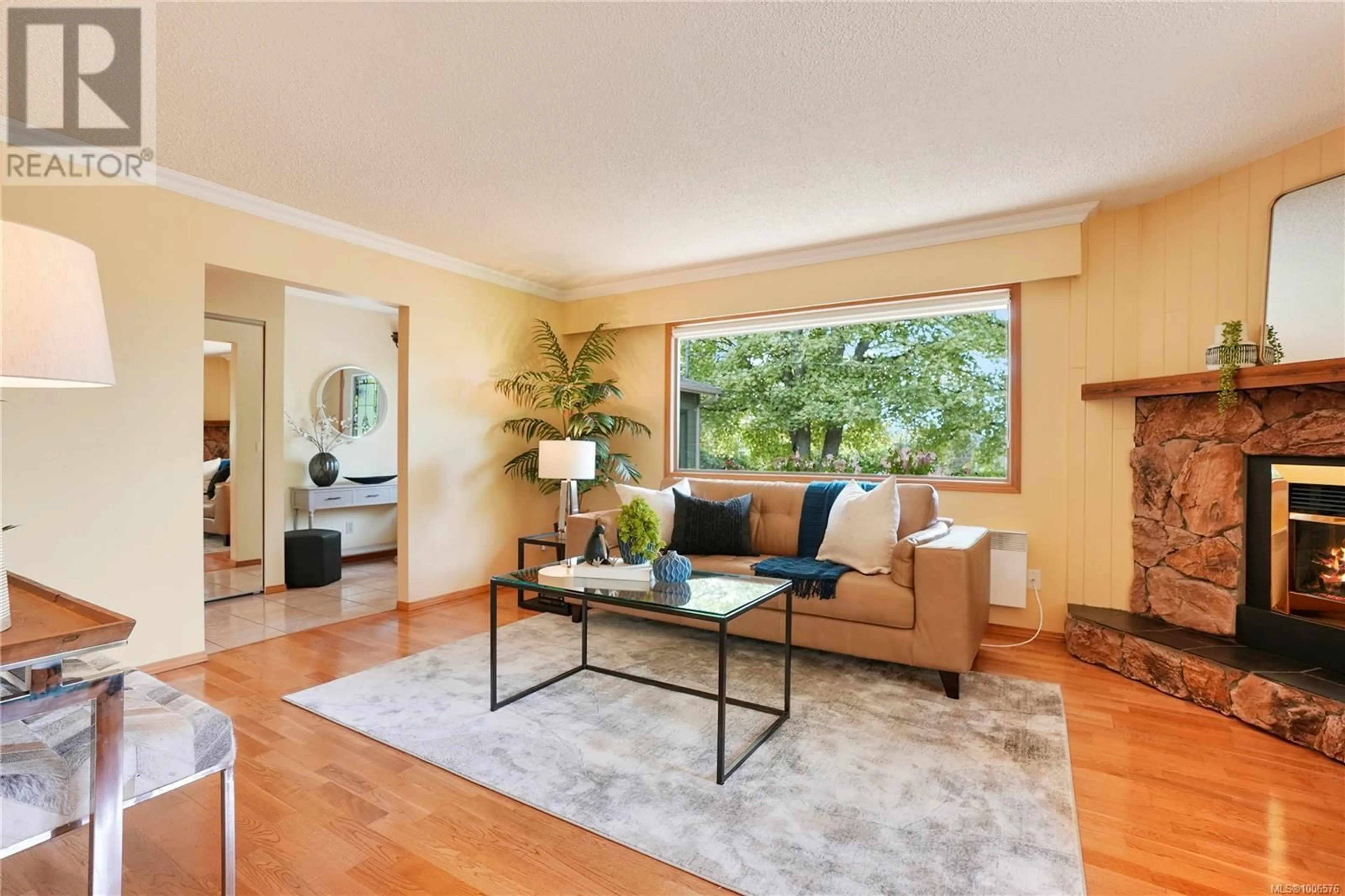 Living room with furniture, unknown for 4119 LARK ROAD, Saanich British Columbia V8X4G4