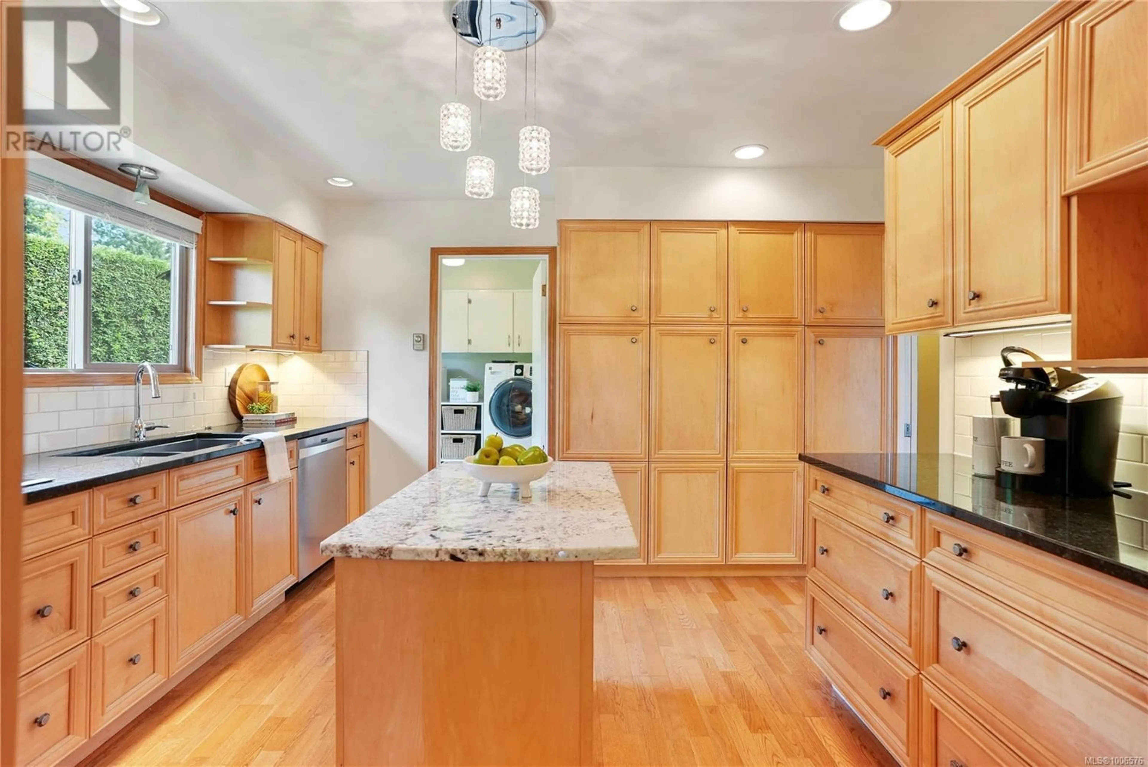 Contemporary kitchen, unknown for 4119 LARK ROAD, Saanich British Columbia V8X4G4