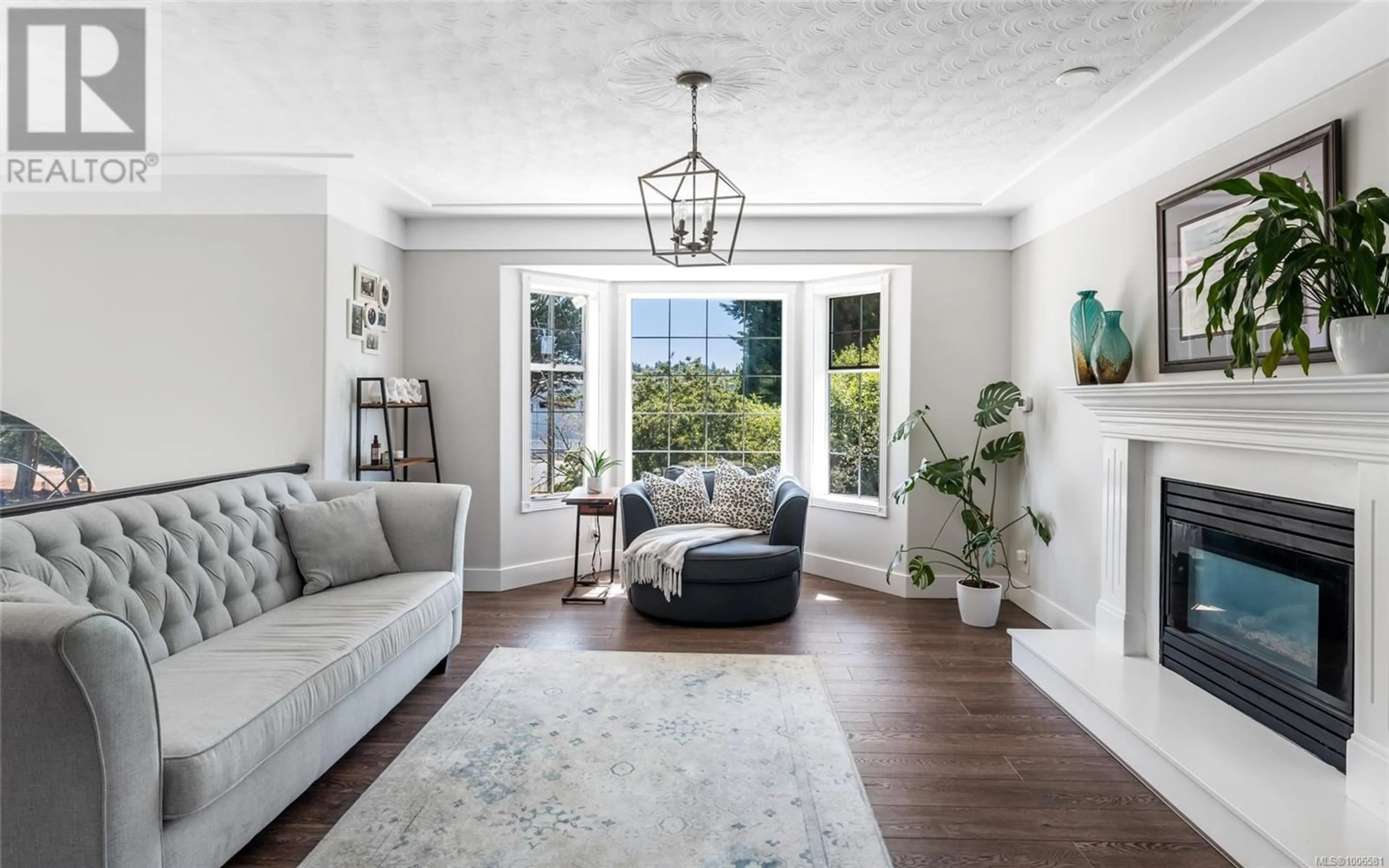 Living room with furniture, unknown for 4338 VIEWMONT AVENUE, Saanich British Columbia V8Z1H9