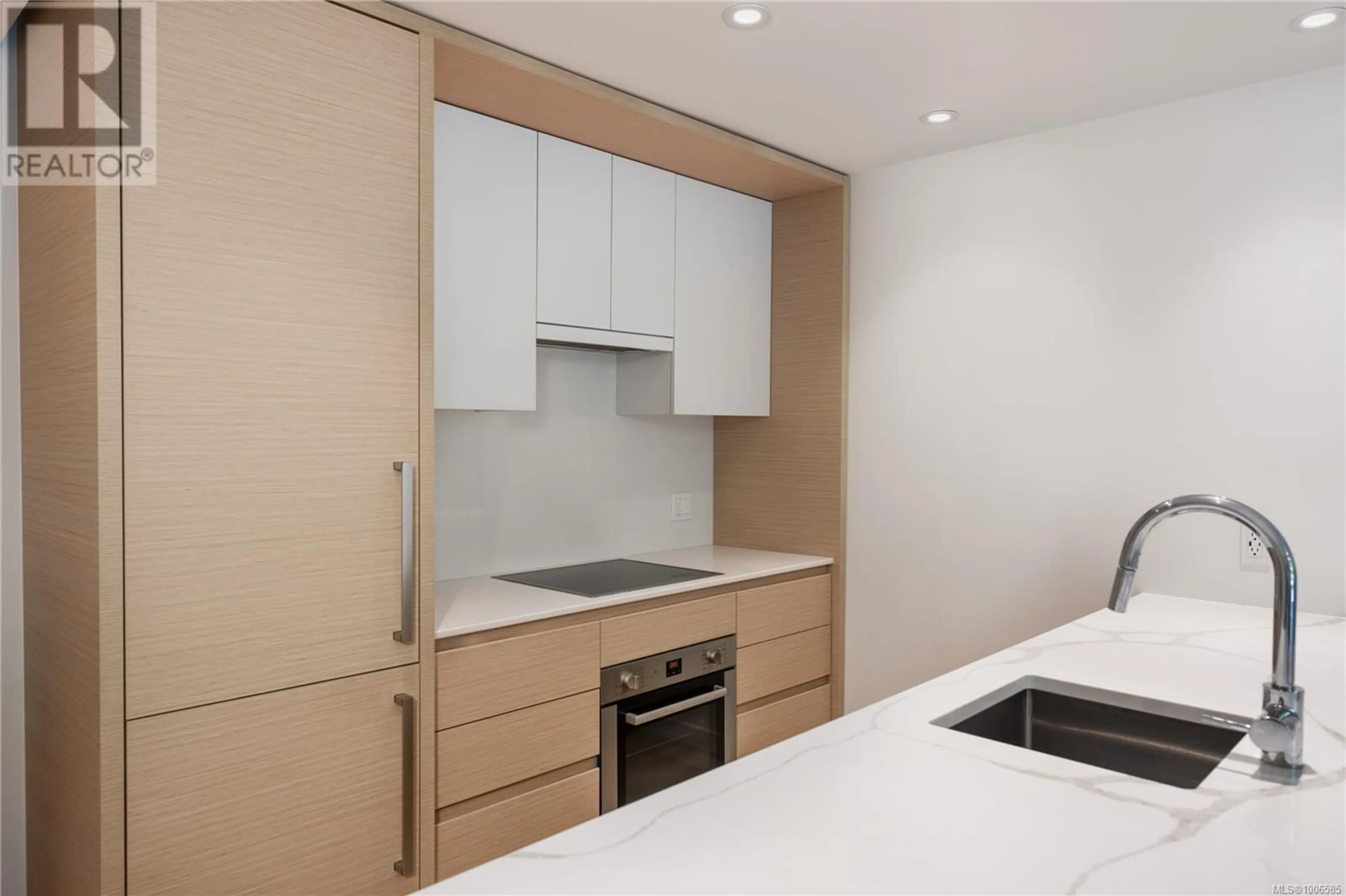 Standard kitchen, wood/laminate floor for 101 - 550 MICHIGAN STREET, Victoria British Columbia V8V0G3