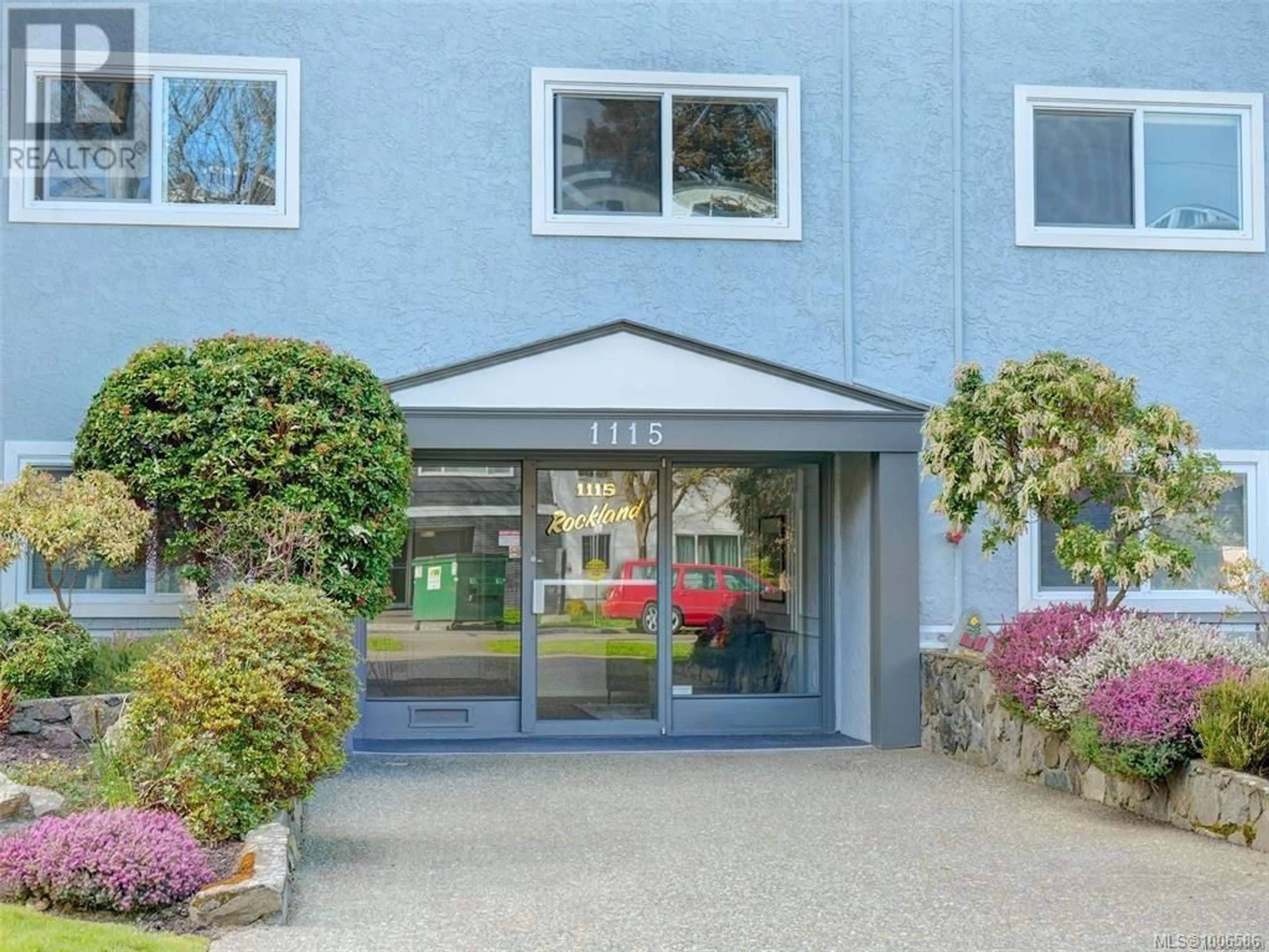 Indoor foyer for 103 - 1115 ROCKLAND AVENUE, Victoria British Columbia V8V3H8