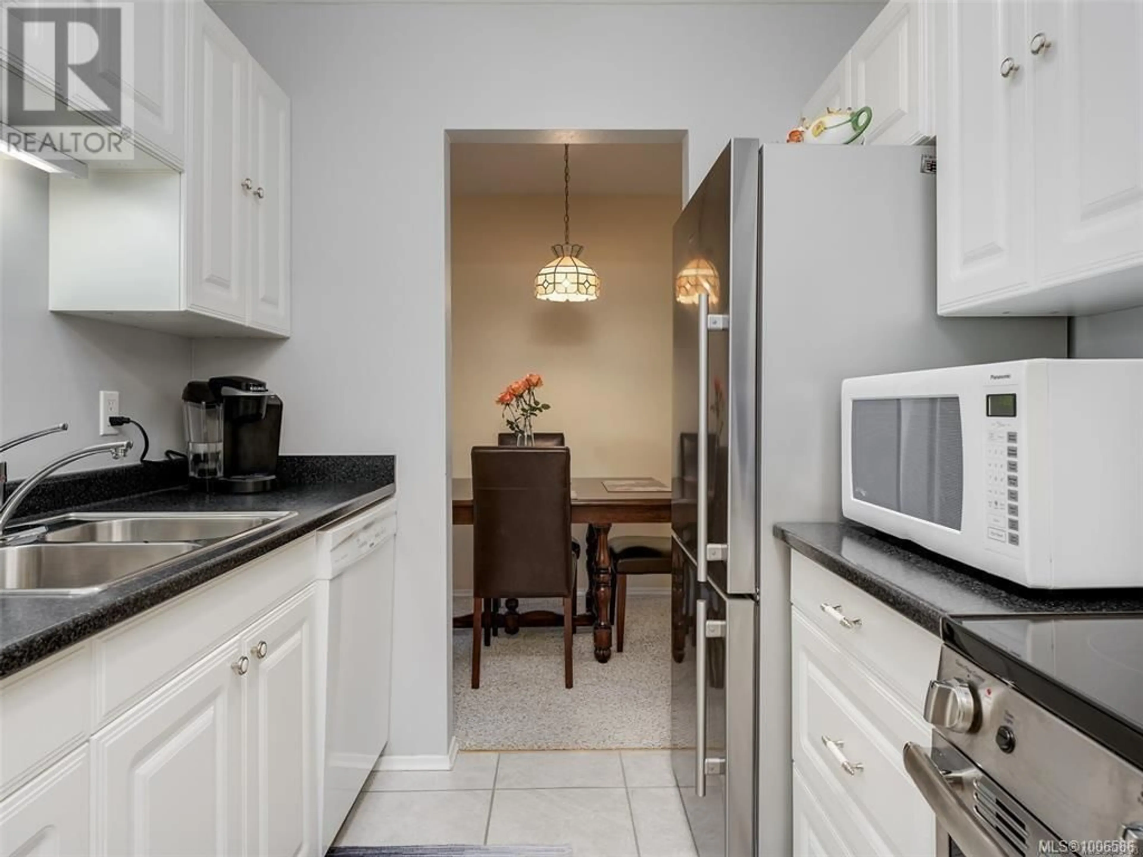 Standard kitchen, unknown for 103 - 1115 ROCKLAND AVENUE, Victoria British Columbia V8V3H8