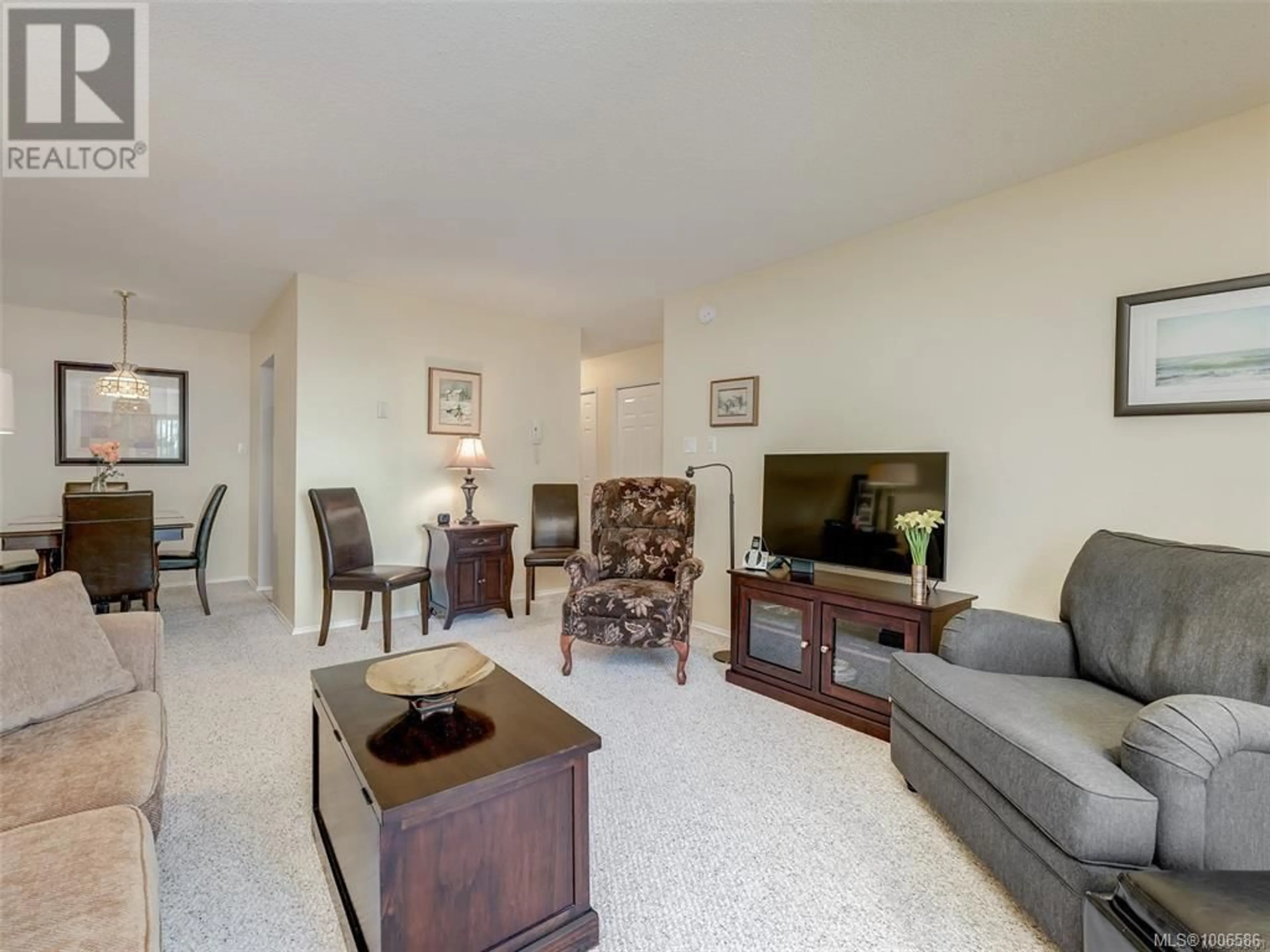 Living room with furniture, unknown for 103 - 1115 ROCKLAND AVENUE, Victoria British Columbia V8V3H8