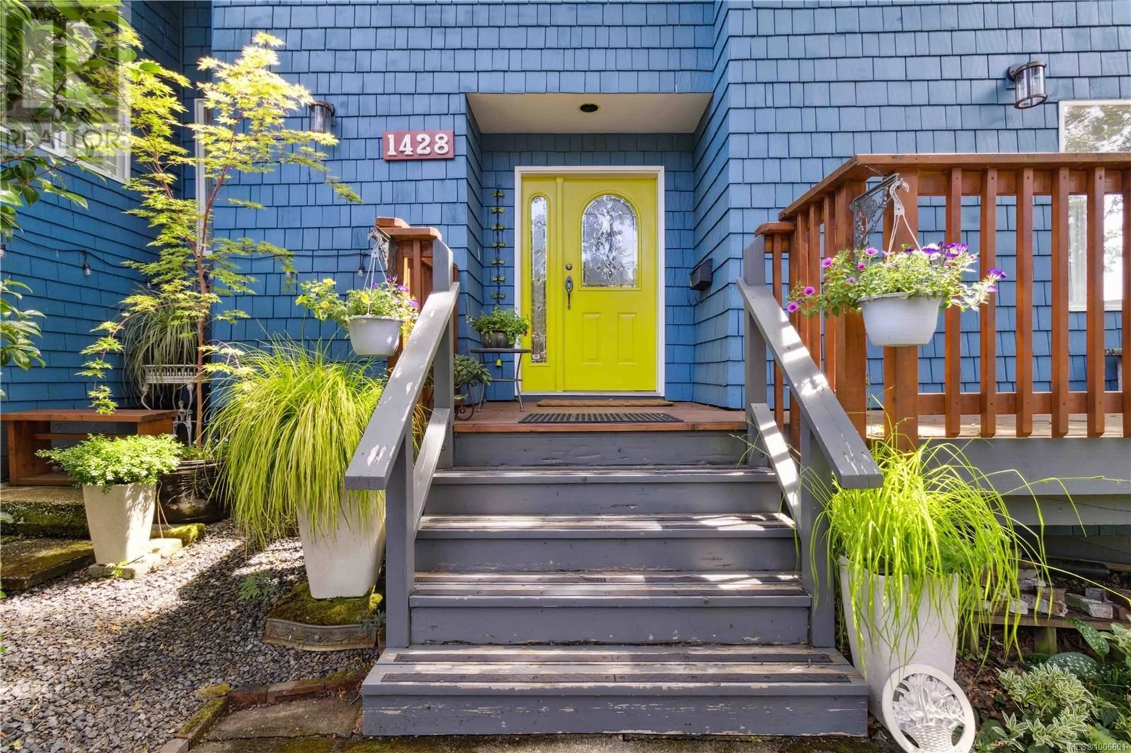 Indoor entryway for 1428 COURTLAND AVENUE, Saanich British Columbia V9E2C5