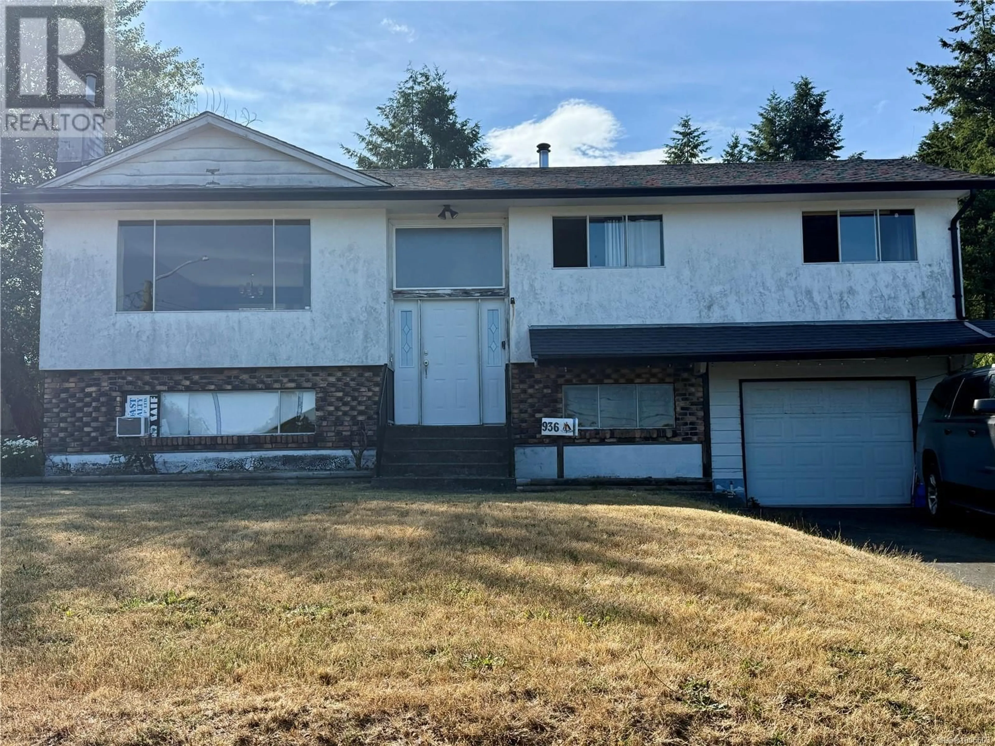 Home with vinyl exterior material, street for 936 GALERNO ROAD, Campbell River British Columbia V9W1J1