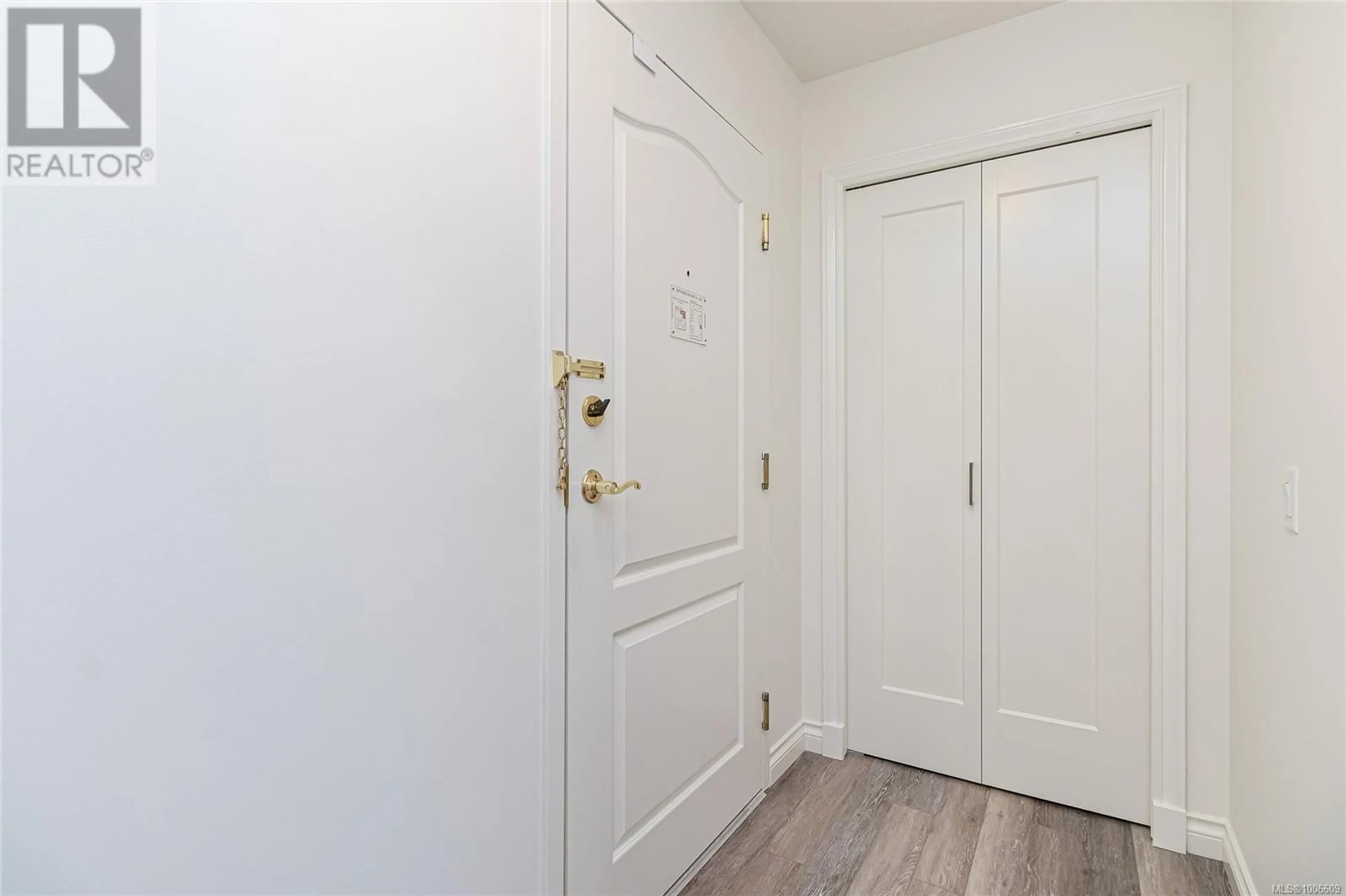 Indoor entryway for 102 - 3133 TILLICUM ROAD, Saanich British Columbia V9A2B4