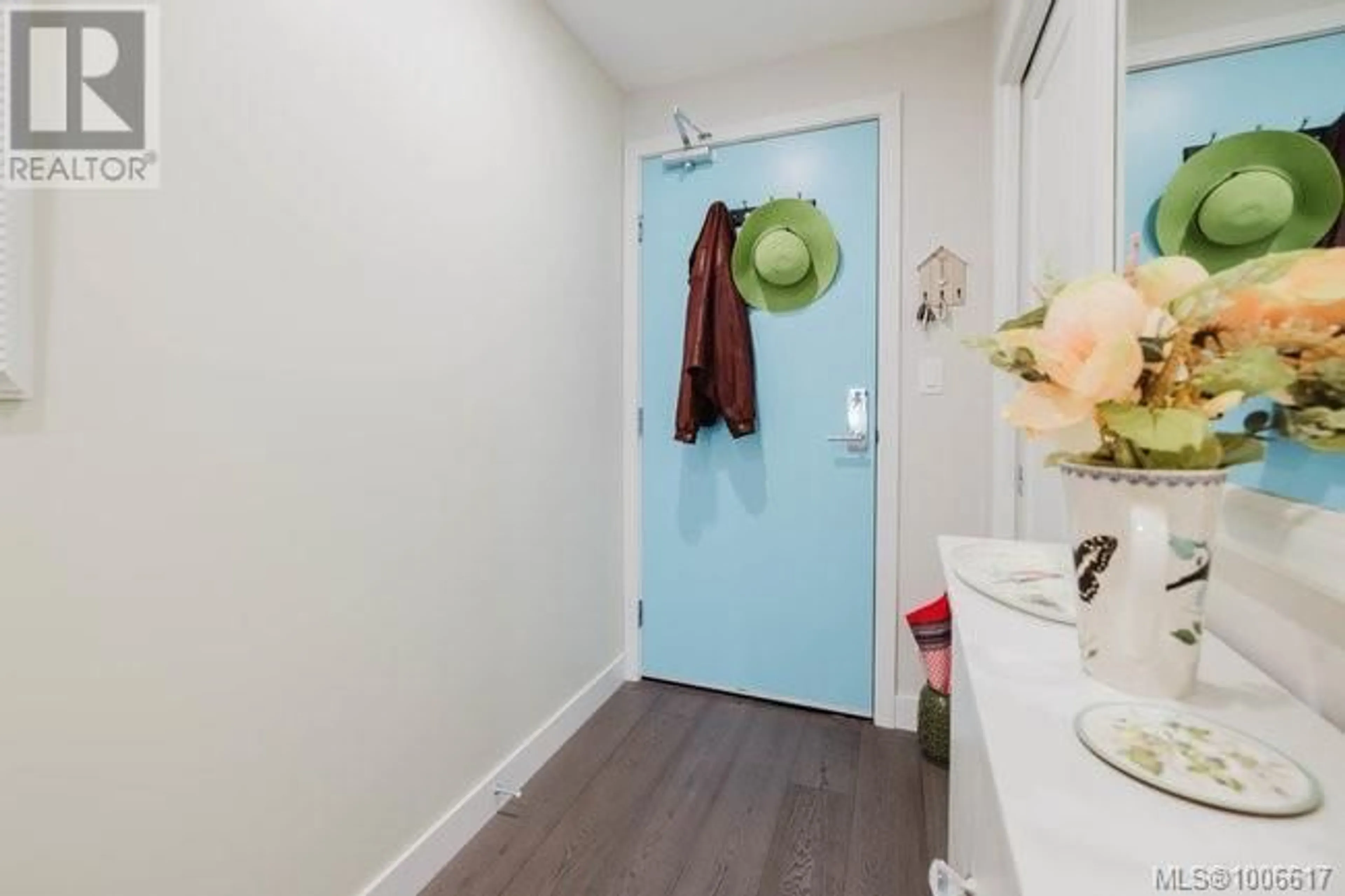 Indoor entryway for 207 - 9861 THIRD STREET, Sidney British Columbia V8L3A8